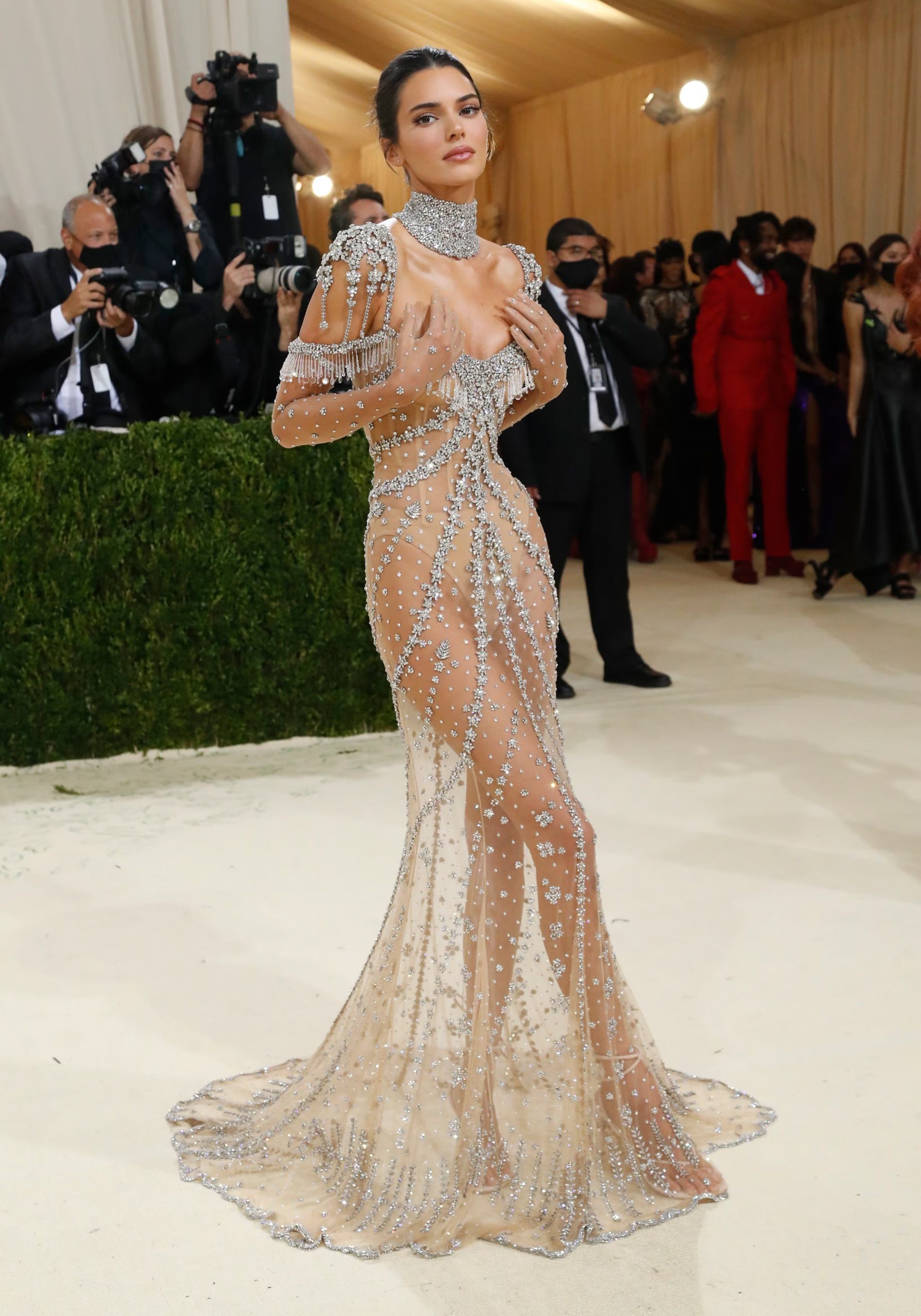El vestido nude de tul transparente, decorado con pedrería y flecos de cristales, se convirtió en uno de los looks más comentados de Kendall Jenner en la Met Gala (REUTERS/Mario Anzuoni)