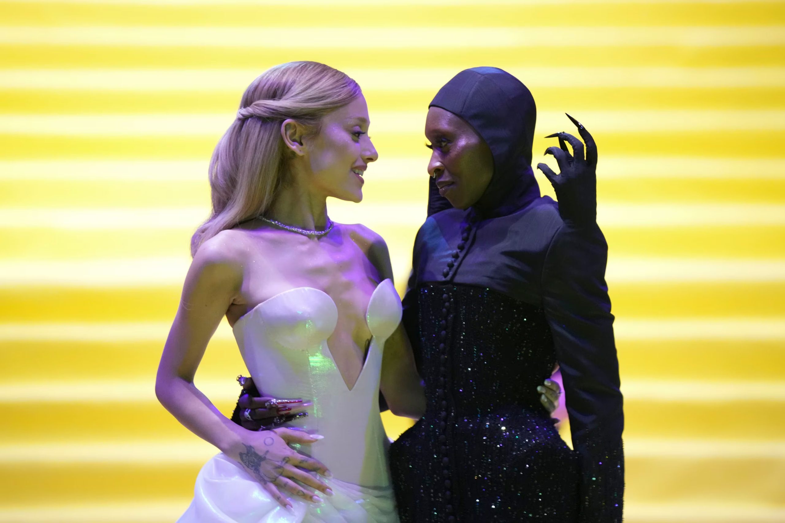Ariana Grande y Cynthia Erivo reconocen la fuerza simbólica de “Defying Gravity” para quienes se sienten marginados o no aceptados (Foto AP/Fernando Llano)