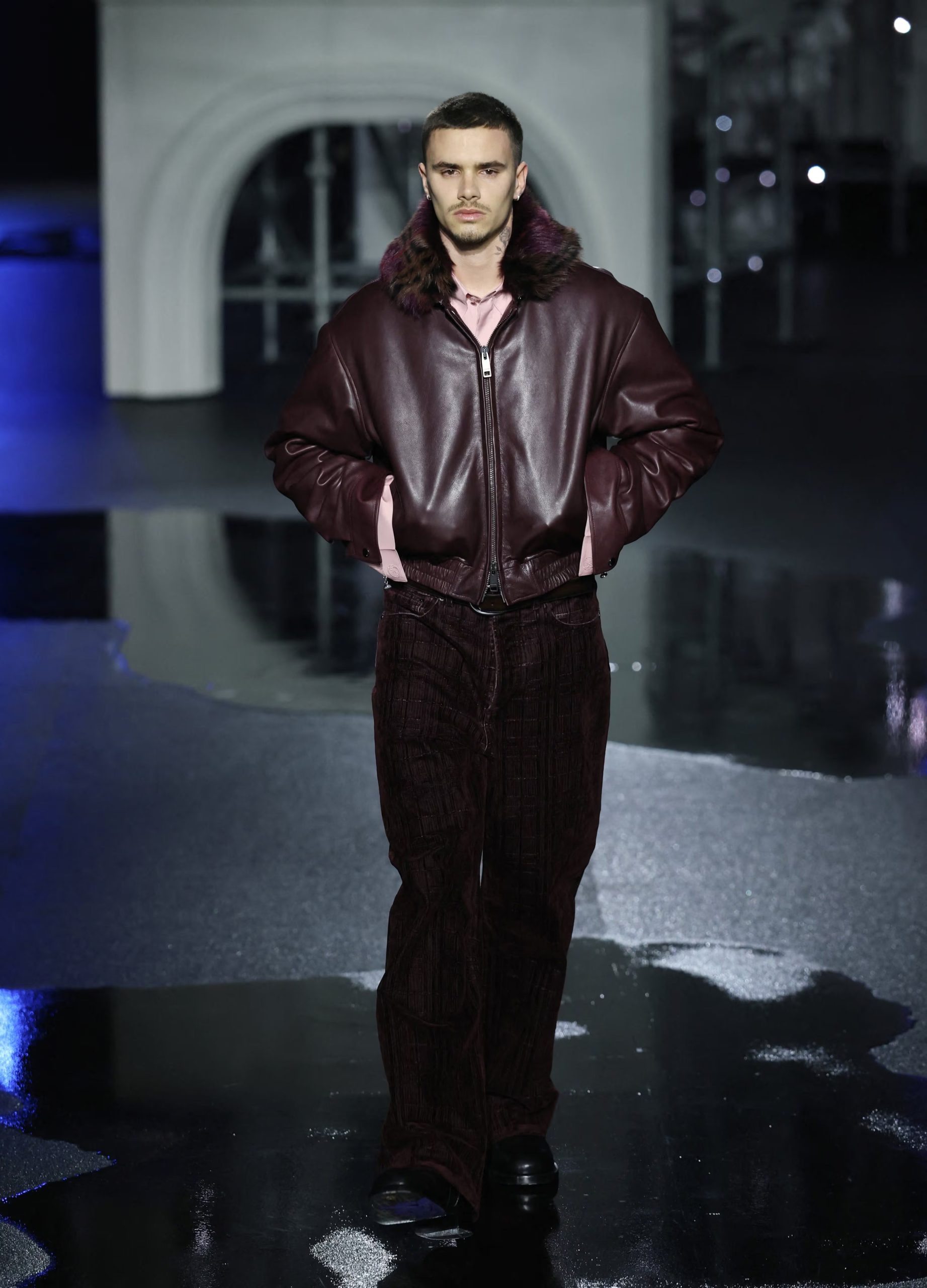 El hijo de David y Victoria Beckham cerró un desfile con una bomber de cuero guinda y detalles en púrpura, redefiniendo el estilo urbano de la firma REUTERS/Isabel Infantes