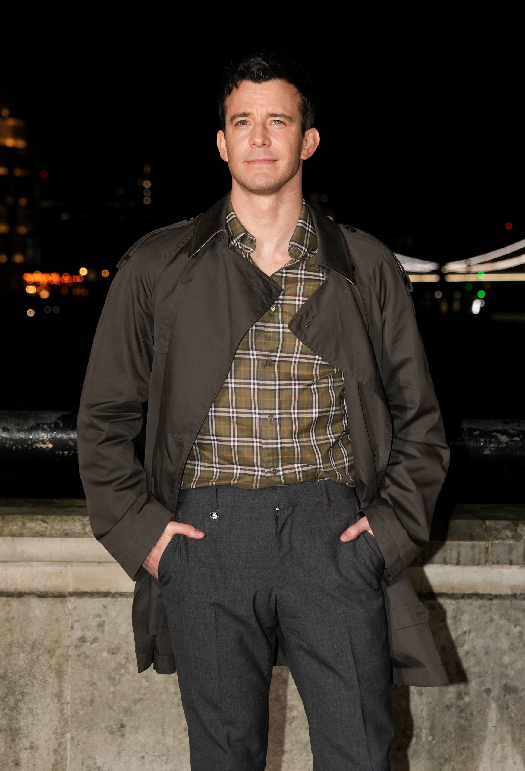  El actor de “Bridgerton” apostó por un car coat verde oliva y camisa de cuadros, encarnando el equilibrio entre la sastrería británica y la modernidad REUTERS/Maja Smiejkowska