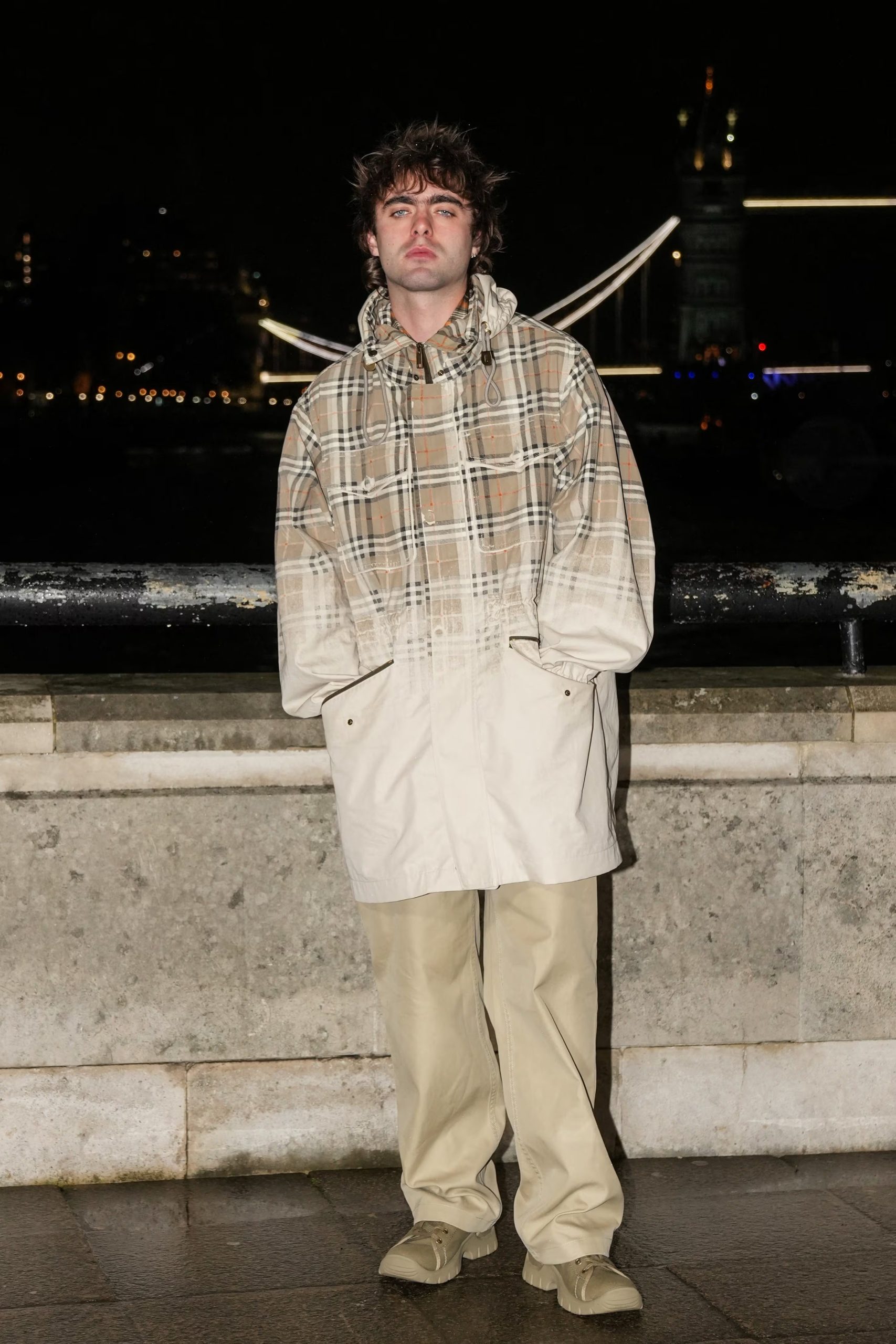 El modelo y músico impuso su sello rebelde con una parka oversized de cuadros y pantalones cargo, símbolo de la nueva contracultura londinense REUTERS/Maja Smiejkowska