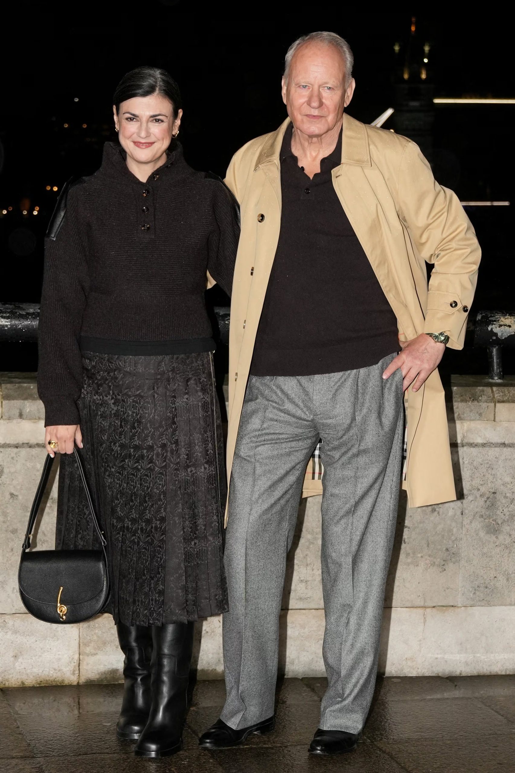 La pareja apostó por la sobriedad: ella con suéter negro y falda plisada, él con trench honey y pantalón de tweed, ejemplo de elegancia funcional REUTERS/Maja Smiejkowska