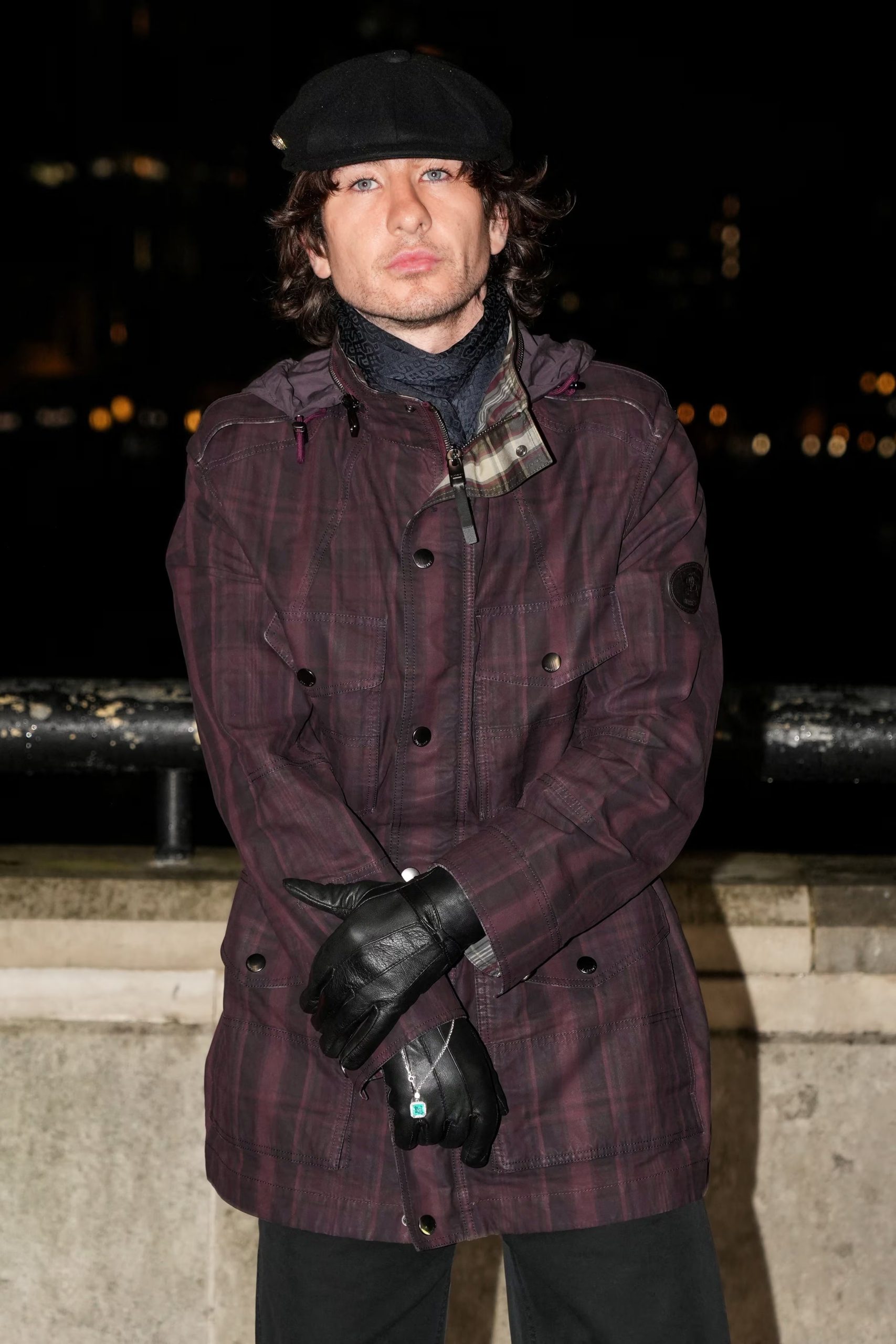 El actor irlandés fusionó la tradición rural con la moda urbana mediante una field jacket burdeos y accesorios que refuerzan su estilo rebelde REUTERS/Maja Smiejkowska