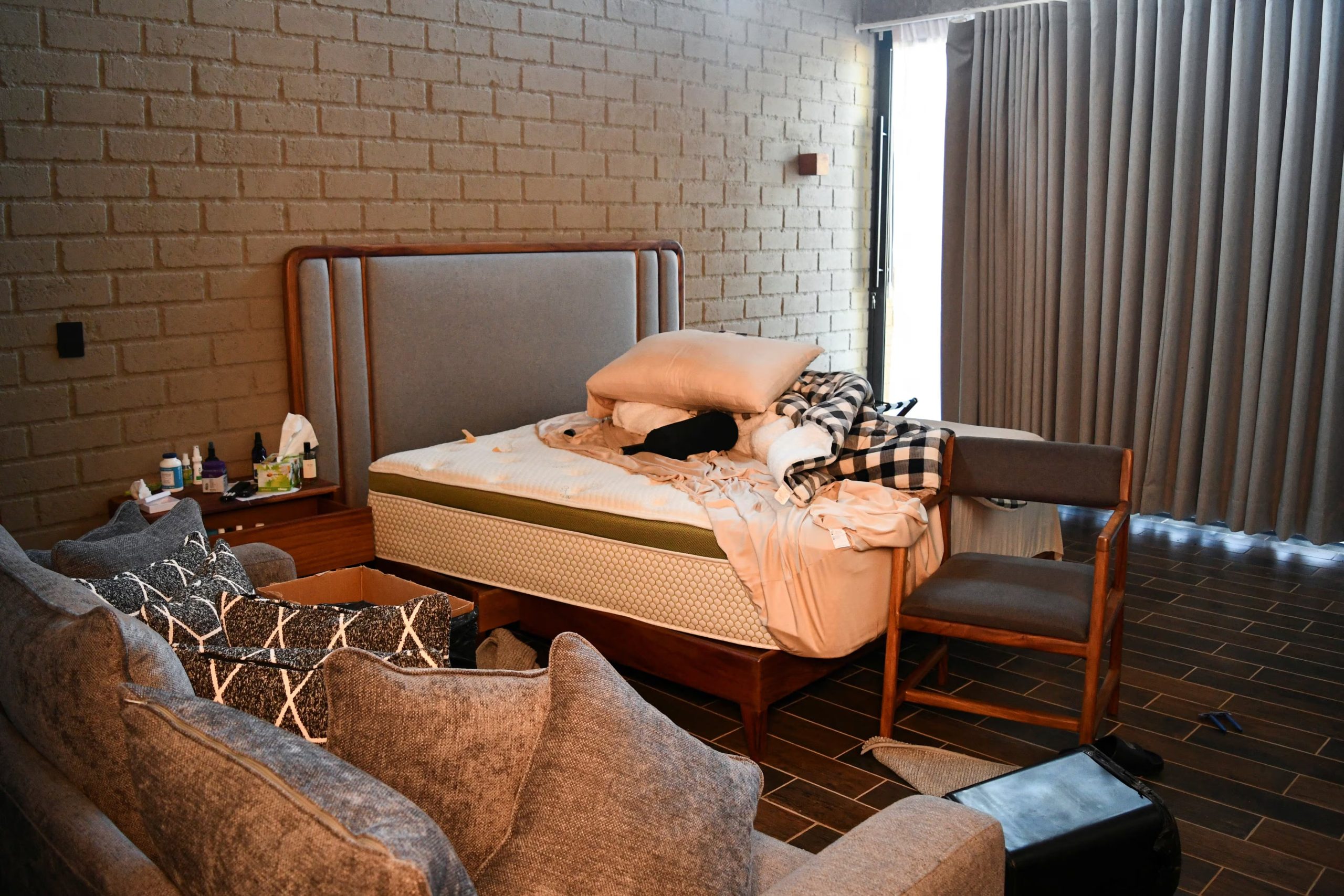 Pertenencias personales dentro de la casa donde el líder del cártel de la droga mexicano Nemesio Oseguera, mejor conocido como 'El Mencho', pasó sus últimas horas antes de resultar herido en una redada militar y posteriormente morir mientras era transportado en un helicóptero, en las afueras de Tapalpa, México, el 24 de febrero de 2026. REUTERS/Liberto Urena