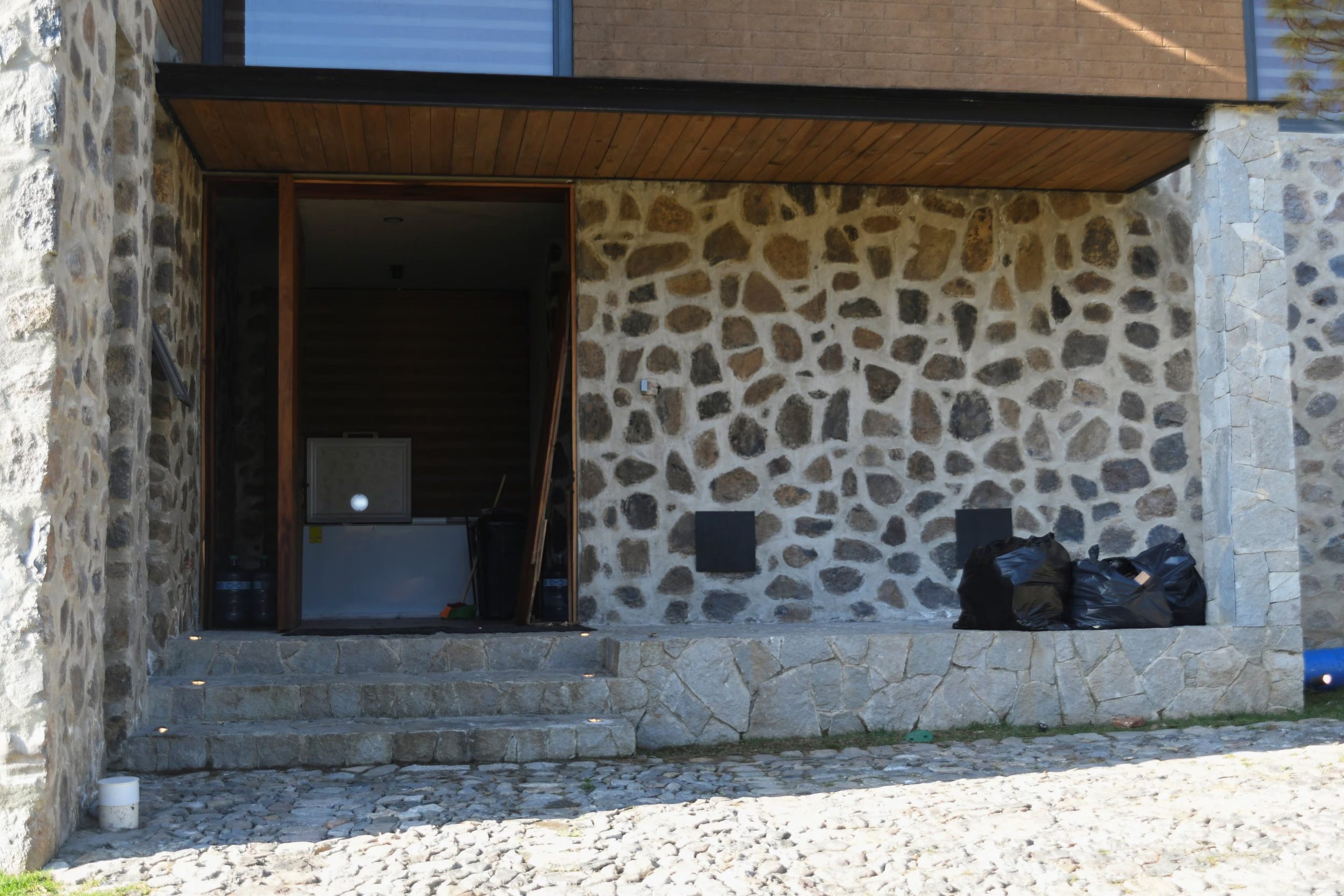 Un congelador dentro de la casa donde el líder del cártel de la droga mexicano Nemesio Oseguera, mejor conocido como 'El Mencho', pasó sus últimas horas antes de resultar herido en una redada militar y posteriormente morir mientras era transportado en un helicóptero, en las afueras de Tapalpa, México, el 24 de febrero de 2026. REUTERS/Liberto Urena