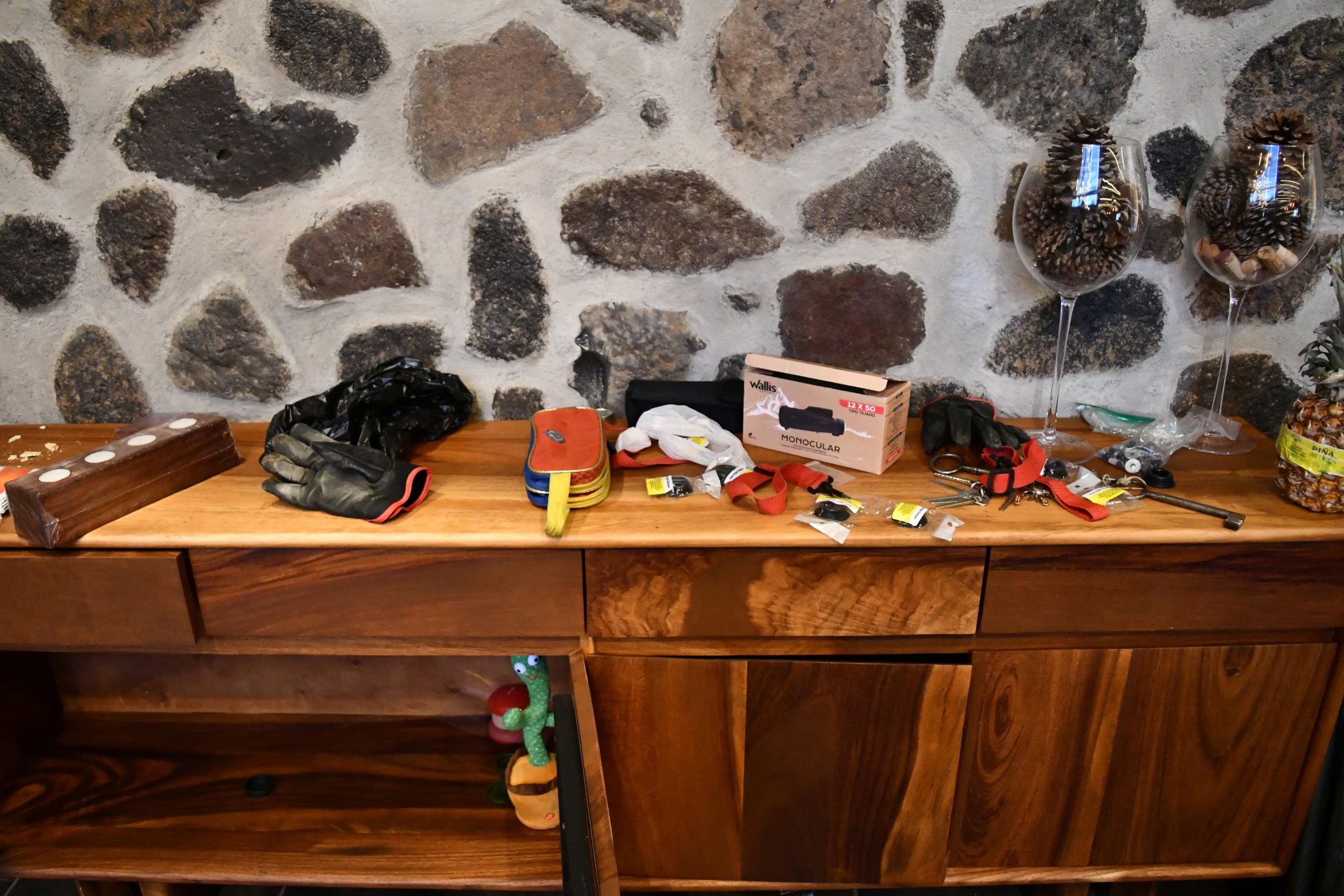 Pertenencias personales dentro de la casa donde el líder del cártel de la droga mexicano Nemesio Oseguera, mejor conocido como 'El Mencho', pasó sus últimas horas antes de resultar herido en una redada militar y posteriormente morir mientras era transportado en un helicóptero, en las afueras de Tapalpa, México, el 24 de febrero de 2026. REUTERS/Liberto Urena