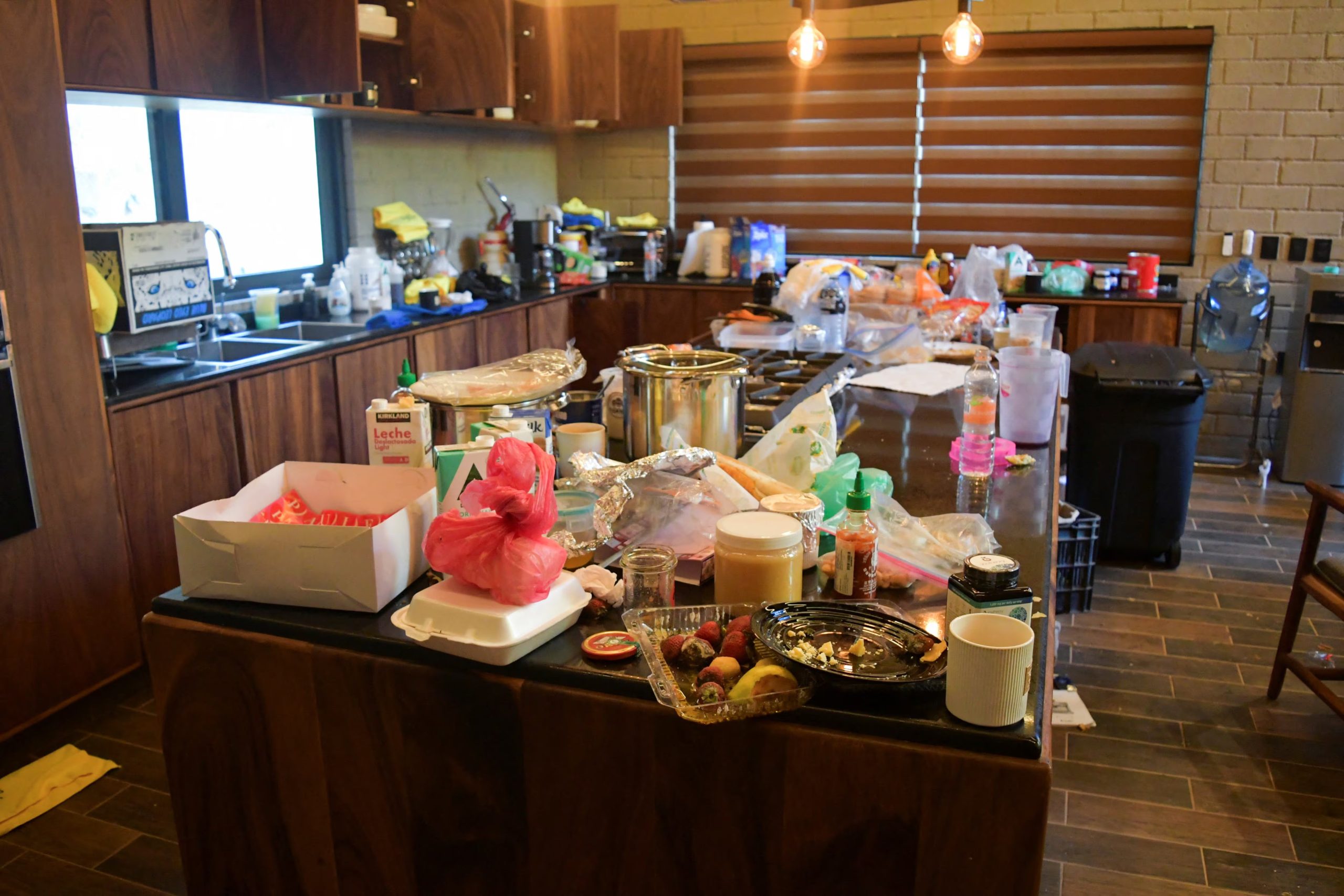 Alimentos y utensilios de cocina dentro de la casa donde el líder del cártel de la droga mexicano Nemesio Oseguera, mejor conocido como 'El Mencho', pasó sus últimas horas antes de resultar herido en una redada militar y posteriormente morir mientras era transportado en un helicóptero, en las afueras de Tapalpa, México, el 24 de febrero de 2026. REUTERS/Liberto Urena