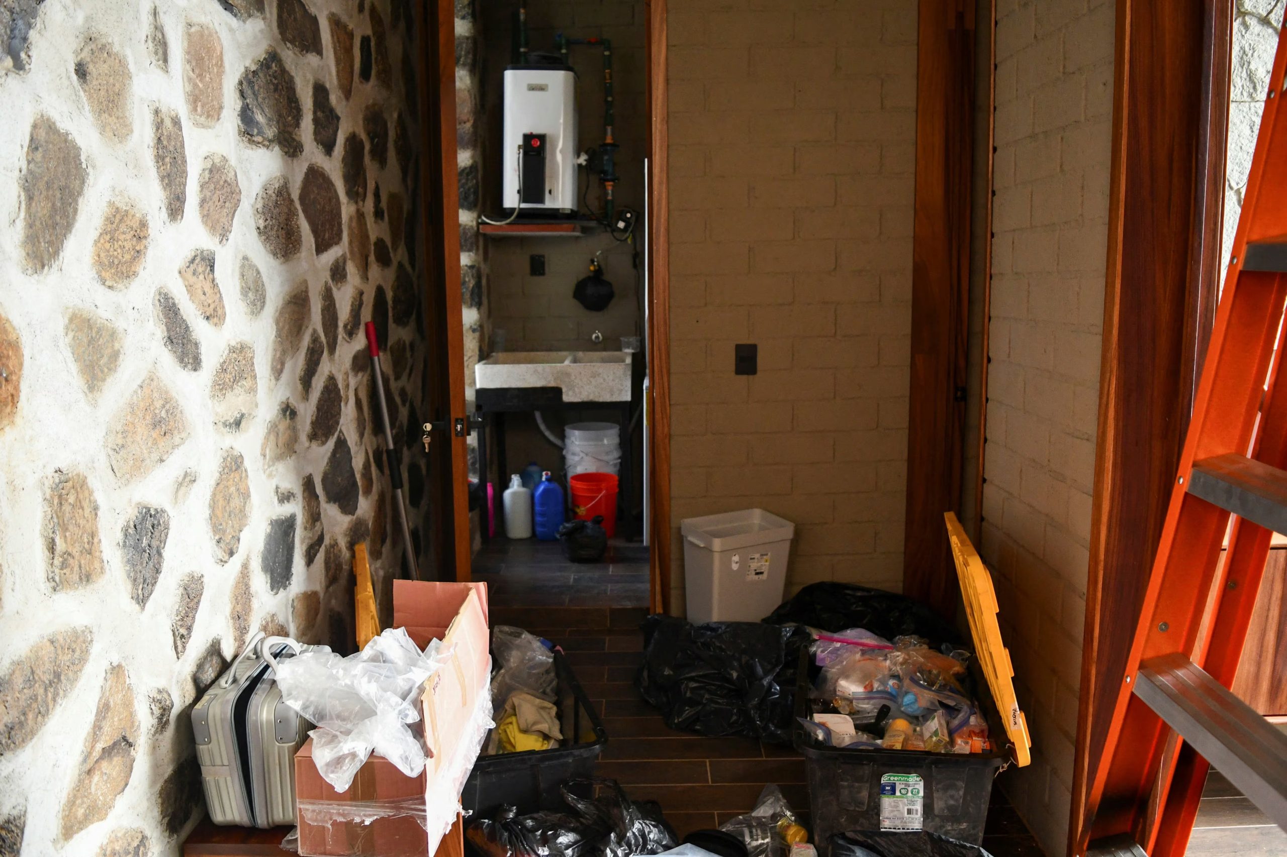 Pertenencias personales dentro de la casa donde el jefe del cártel de la droga mexicano Nemesio Oseguera, mejor conocido como 'El Mencho', pasó sus últimas horas antes de resultar herido en una redada militar y posteriormente morir mientras era transportado en un helicóptero, en las afueras de Tapalpa, México, el 24 de febrero de 2026. REUTERS/Liberto Urena