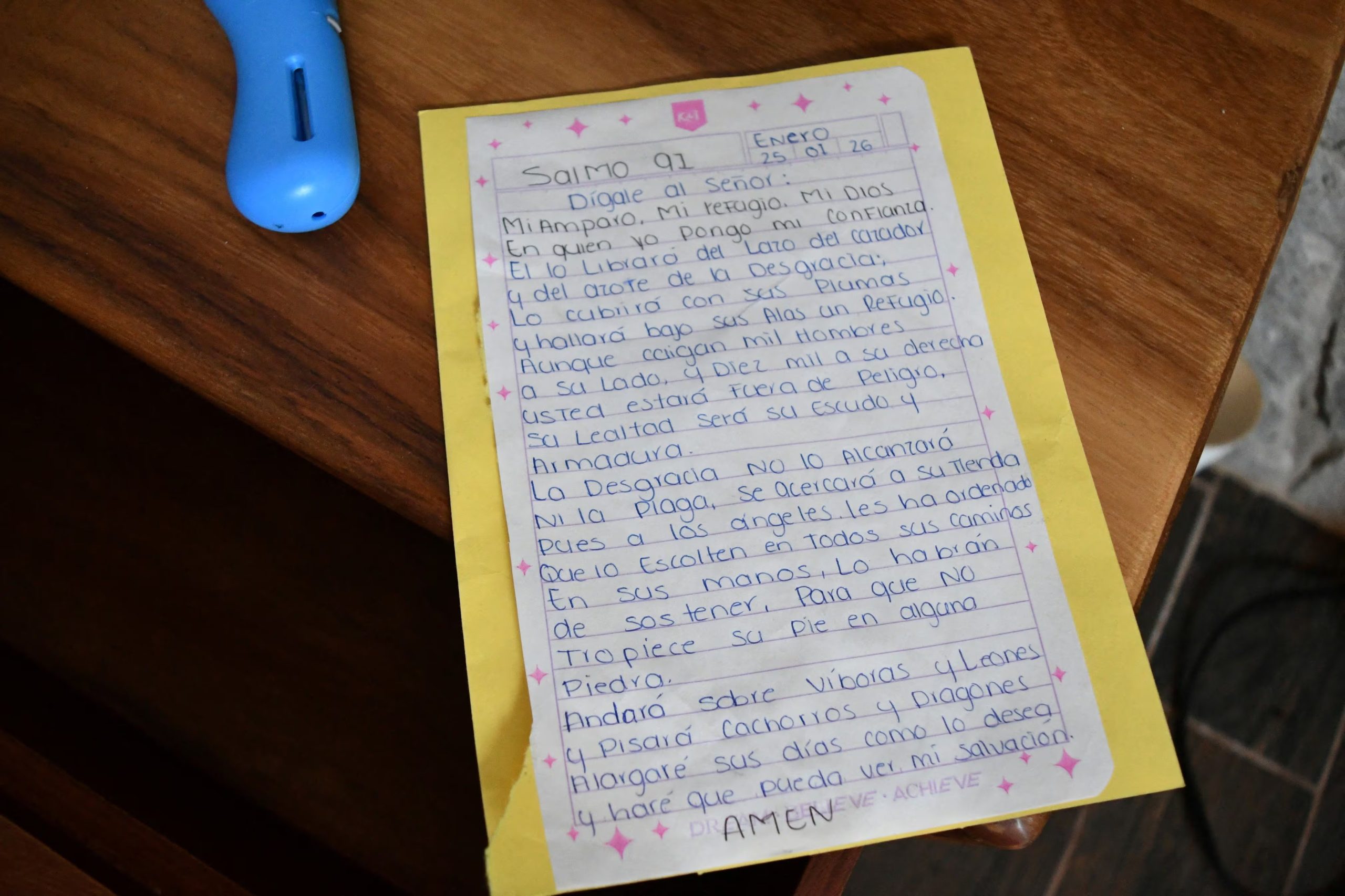 Una carta dentro de la casa donde el líder del cártel de la droga mexicano Nemesio Oseguera, mejor conocido como 'El Mencho', pasó sus últimas horas antes de resultar herido en una redada militar y posteriormente morir mientras era transportado en un helicóptero, en las afueras de Tapalpa, México, el 24 de febrero de 2026. REUTERS/Liberto Urena