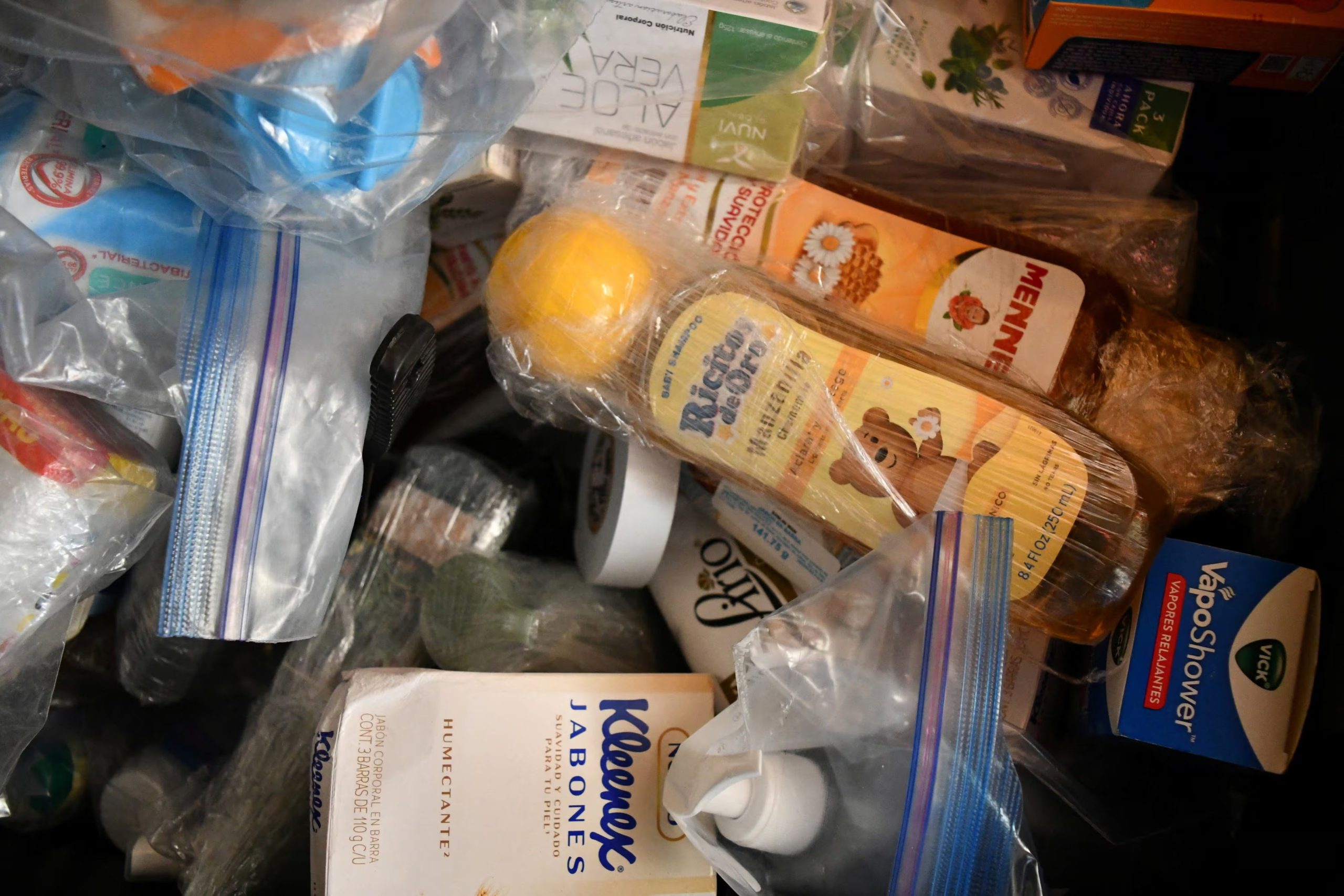 Productos de cuidado personal dentro de la casa donde el líder del cártel de la droga mexicano Nemesio Oseguera, mejor conocido como 'El Mencho', pasó sus últimas horas antes de resultar herido en una redada militar y posteriormente morir mientras era transportado en un helicóptero, en las afueras de Tapalpa, México, el 24 de febrero de 2026. REUTERS/Liberto Urena