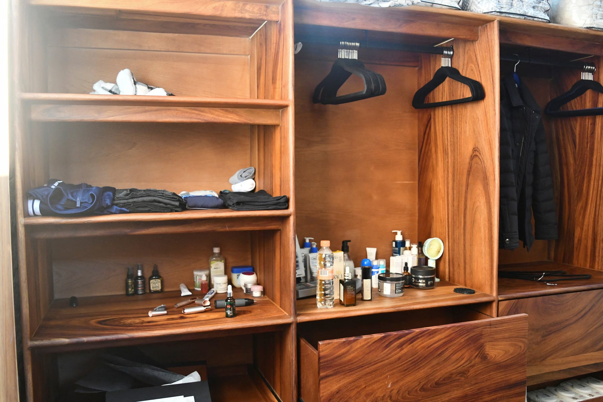 Pertenencias personales dentro de la casa donde el líder del cártel de la droga mexicano Nemesio Oseguera, mejor conocido como 'El Mencho', pasó sus últimas horas antes de resultar herido en una redada militar y posteriormente morir mientras era transportado en un helicóptero, en las afueras de Tapalpa, México, el 24 de febrero de 2026. REUTERS/Liberto Urena