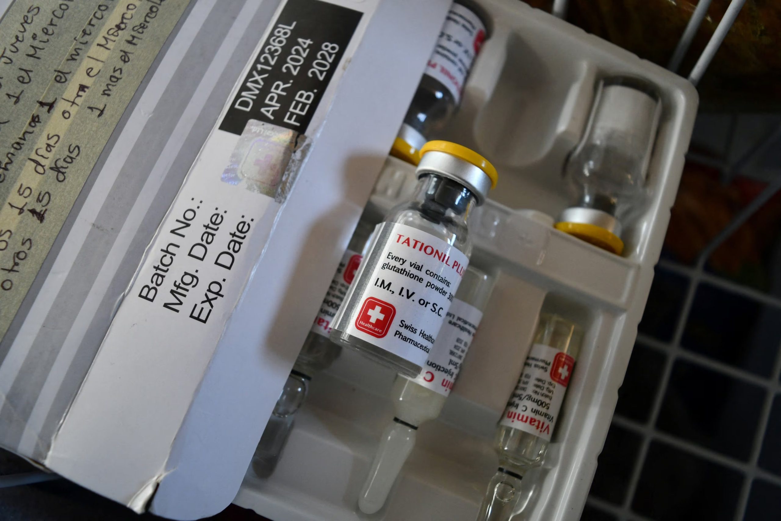 Un frasco de Tationil Plus, un antioxidante comercializado para la protección celular y otros medicamentos, en la casa donde el líder del cártel de la droga mexicano Nemesio Oseguera, mejor conocido como 'El Mencho', pasó sus últimas horas antes de resultar herido en una redada militar y posteriormente morir mientras era transportado en un helicóptero, en las afueras de Tapalpa, México, el 24 de febrero de 2026. REUTERS/Liberto Urena