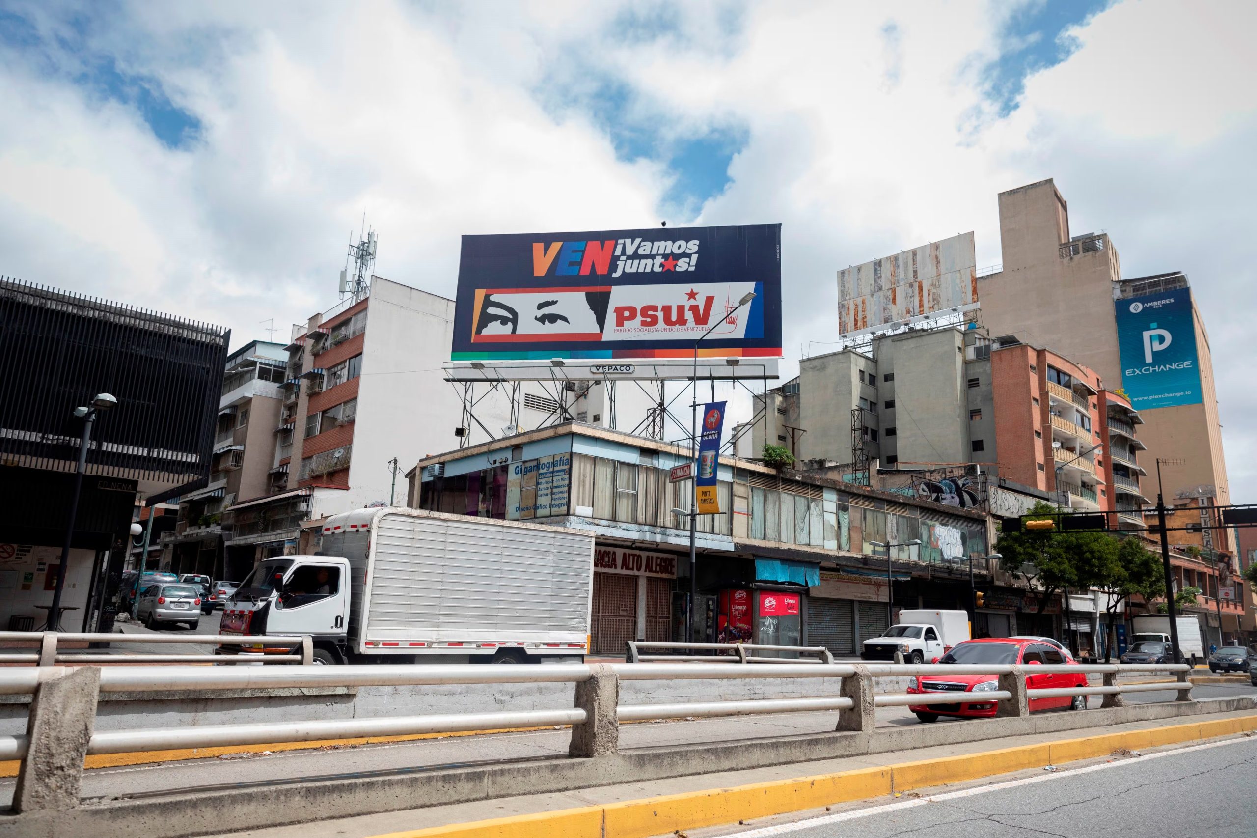 La combinación de miedo, desencanto y suspensión de beneficios ha cambiado la actitud de muchos simpatizantes, que ahora se replantean su vínculo con el oficialismo (EFE/ARCHIVO)