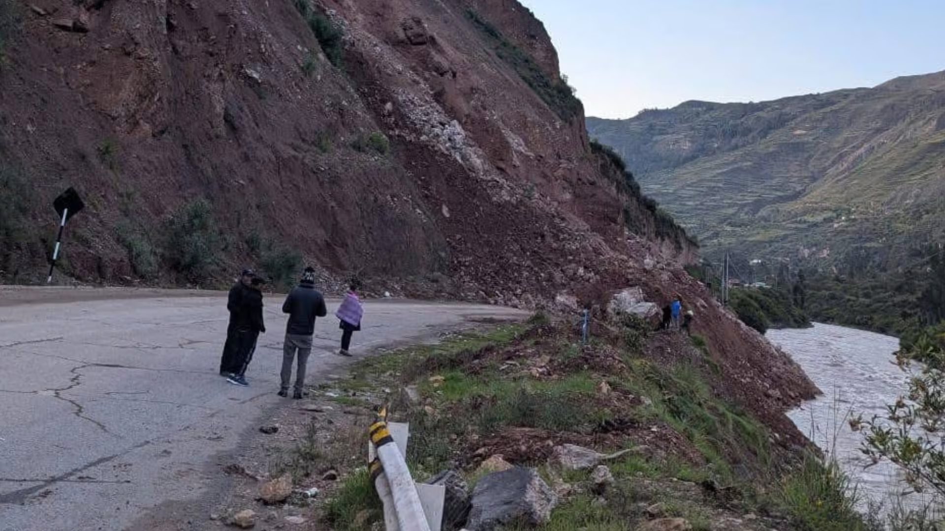 Toneladas de tierra y rocas se desprendieron en Cerro Colorado, sector Casma/Tierra Roja, cerca de Izcuchaca, provincia de Huancavelica, bloqueando completamente la carretera nacional tras intensas lluvias (Foto: Noticias con Calle)