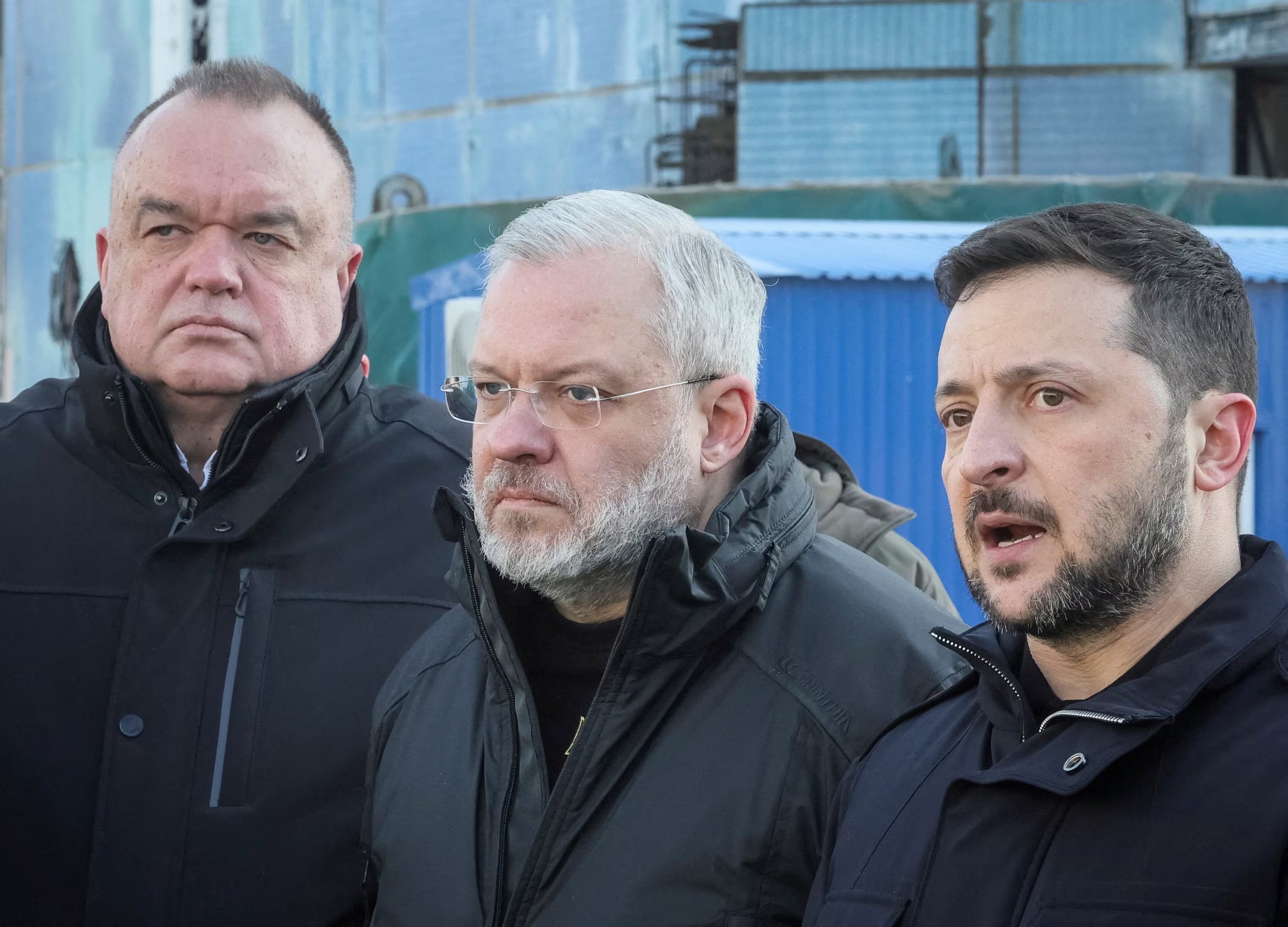 El presidente de Ucrania, Volodimir Zelensky, el ministro de Energía ucraniano, German Galushchenko, y el director de la empresa estatal de energía nuclear ucraniana Energoatom, Petro Kotin, visitan la planta de energía nuclear de Khmelnytskyi, en medio del ataque de Rusia a Ucrania, cerca de la ciudad de Netishyn, en la región de Khmelnytskyi, Ucrania, el 13 de febrero de 2025. REUTERS/Gleb Garanich