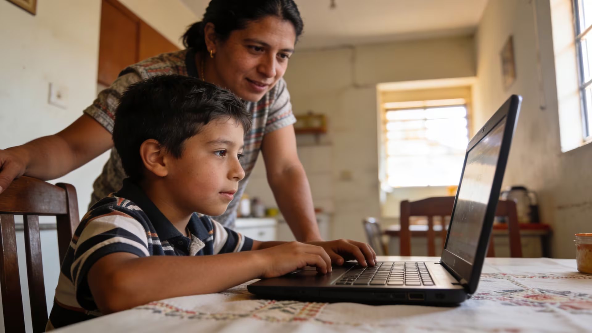 Roblox segmenta a sus usuarios en seis franjas etarias para impedir la comunicación entre menores y adultos. 
 (Imagen Ilustrativa Infobae)