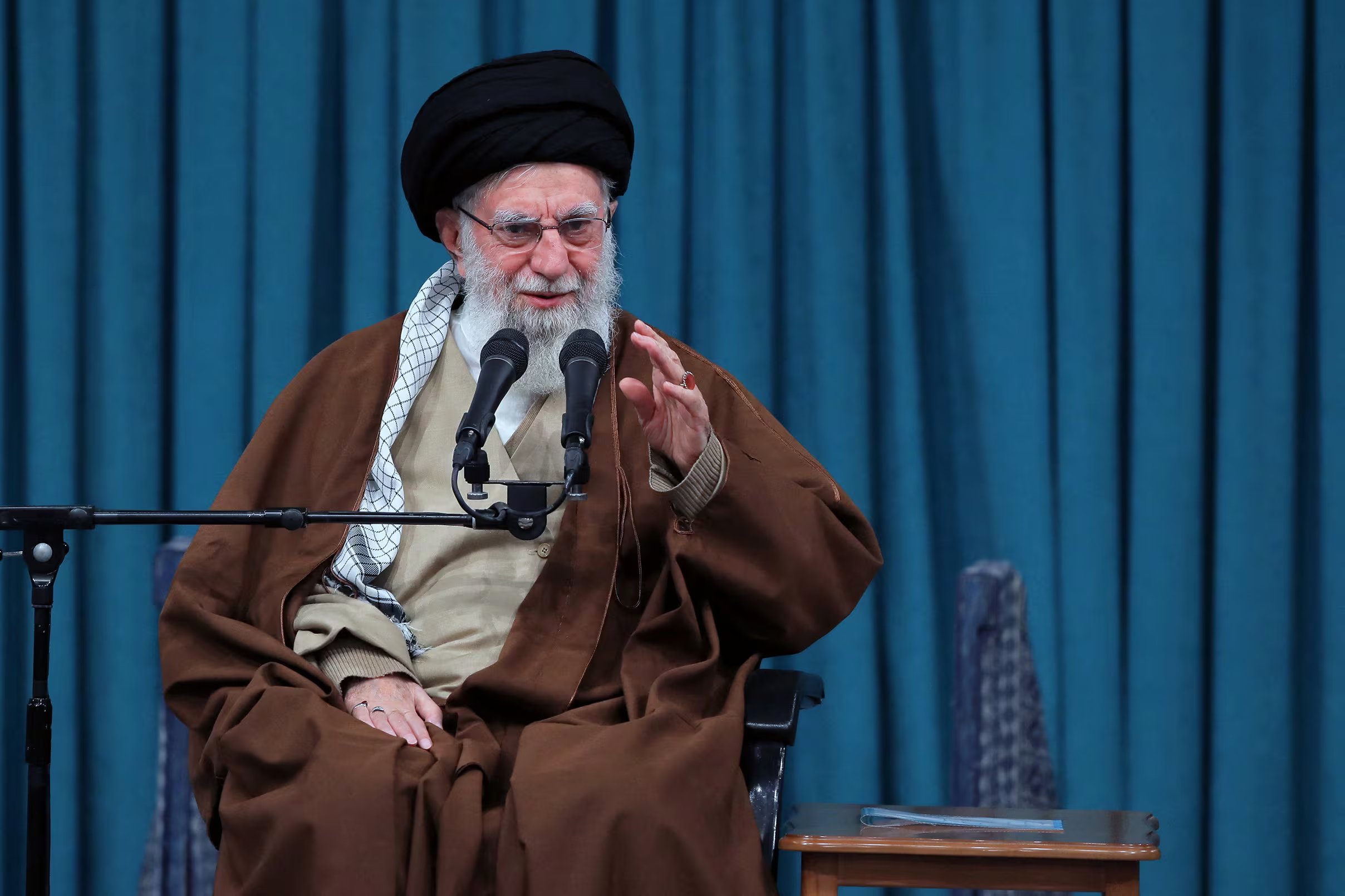 El líder supremo de Irán, el ayatollah Ali Khamenei, habla durante una reunión antes del quinto aniversario del asesinato del comandante de la Guardia Revolucionaria de Irán, Qasem Soleimani, en un ataque estadounidense en Bagdad, en Teherán, el 1 de enero de 2025 (REUTERS/Archivo)