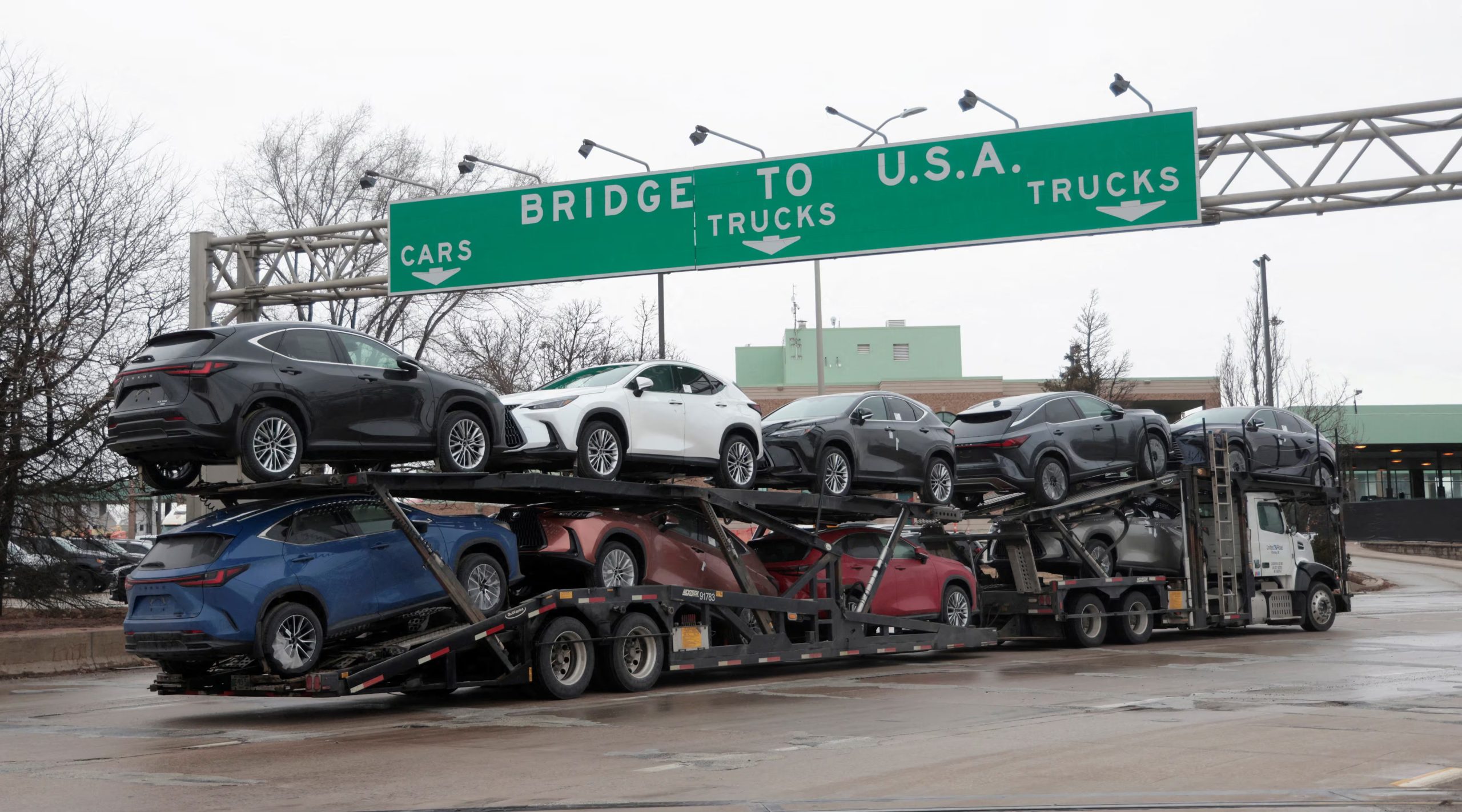 Un camión de transporte de automóviles se dirige al Puente Ambassador hacia Detroit, Michigan, desde Windsor, Ontario, Canadá. REUTERS/Rebecca Cook