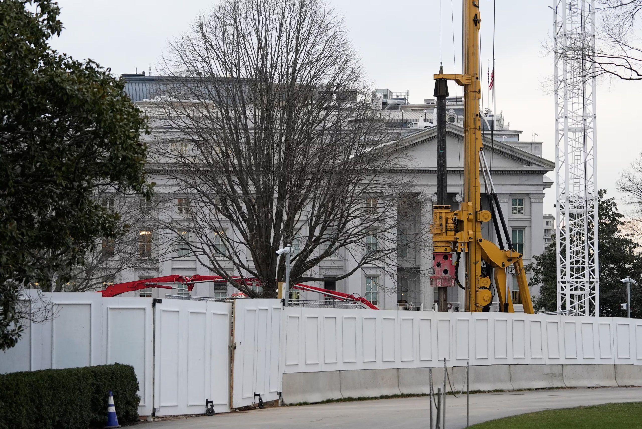 Las obras de construcción de un salón de baile donde antes estaba el Ala Este de la Casa Blanca en Washington, el 17 de diciembre del 2025 (AP foto/Alex Brandon/Archivo)