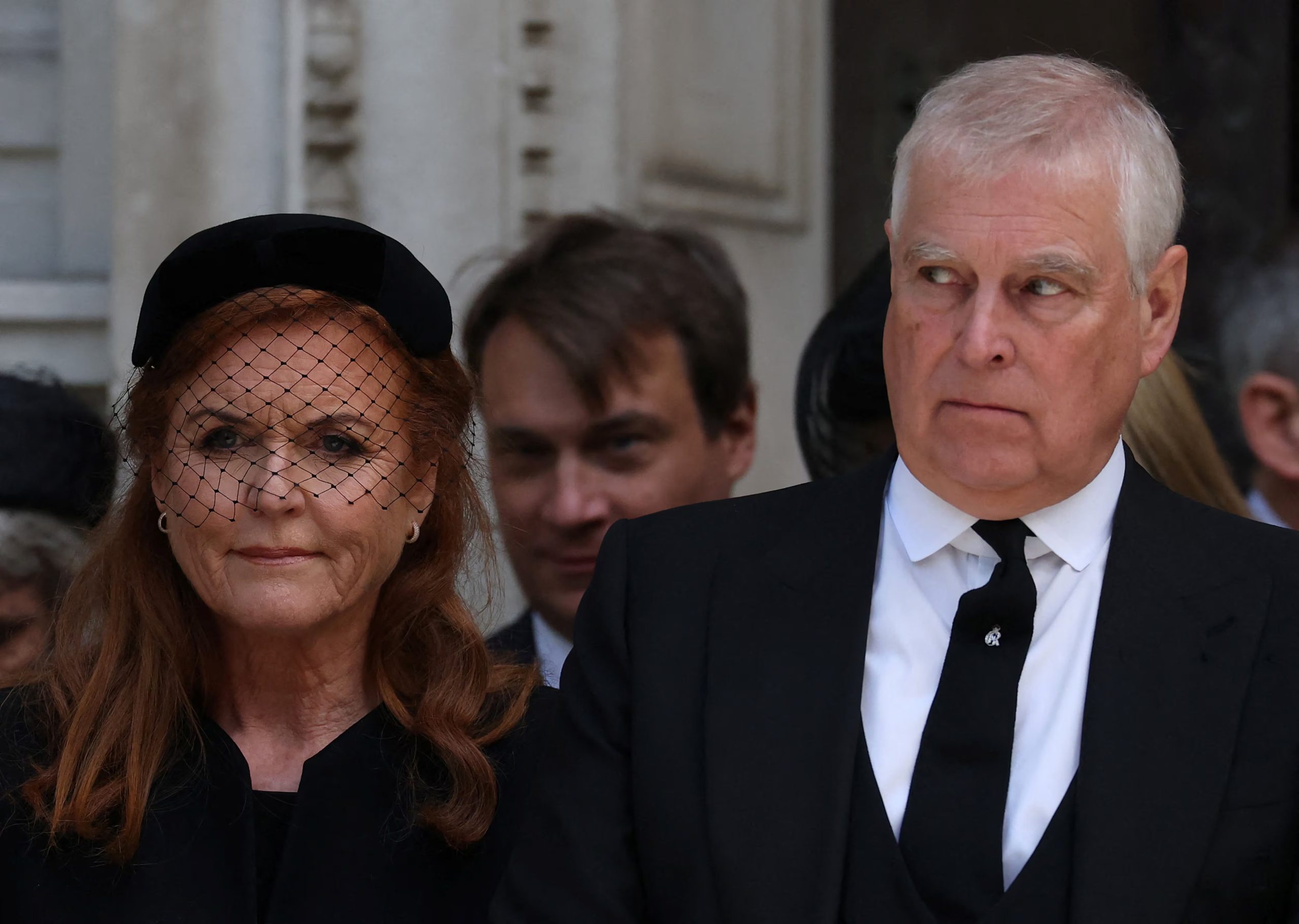 El príncipe Andrés de Gran Bretaña y su ex esposa, Sarah Ferguson, duquesa de York, salen de la Catedral de Westminster al final de la Misa de Réquiem, el día del funeral de la británica Catalina, duquesa de Kent, en Londres, Gran Bretaña, el 16 de septiembre de 2025. (REUTERS/Toby Melville).