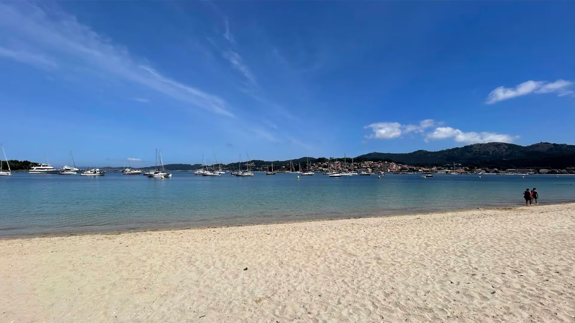 El empresario fondea su embarcación Valoria B frente a la playa de Arneles, en la ría de Aldán, Pontevedra