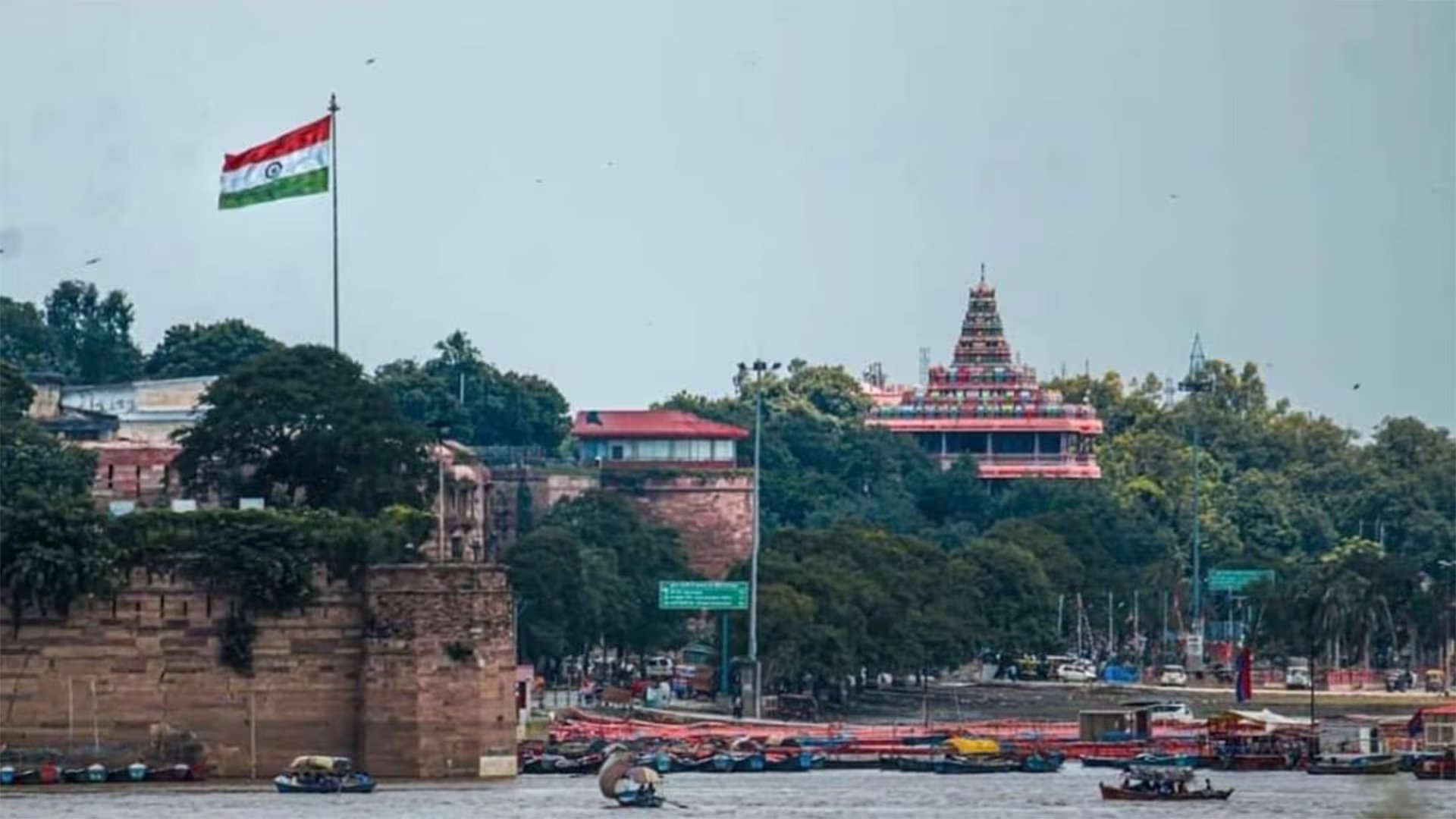 Mukesh Ambani encabezó una delegación familiar en el Maha Kumbh de Prayagraj, una de las celebraciones más importantes del hinduismo