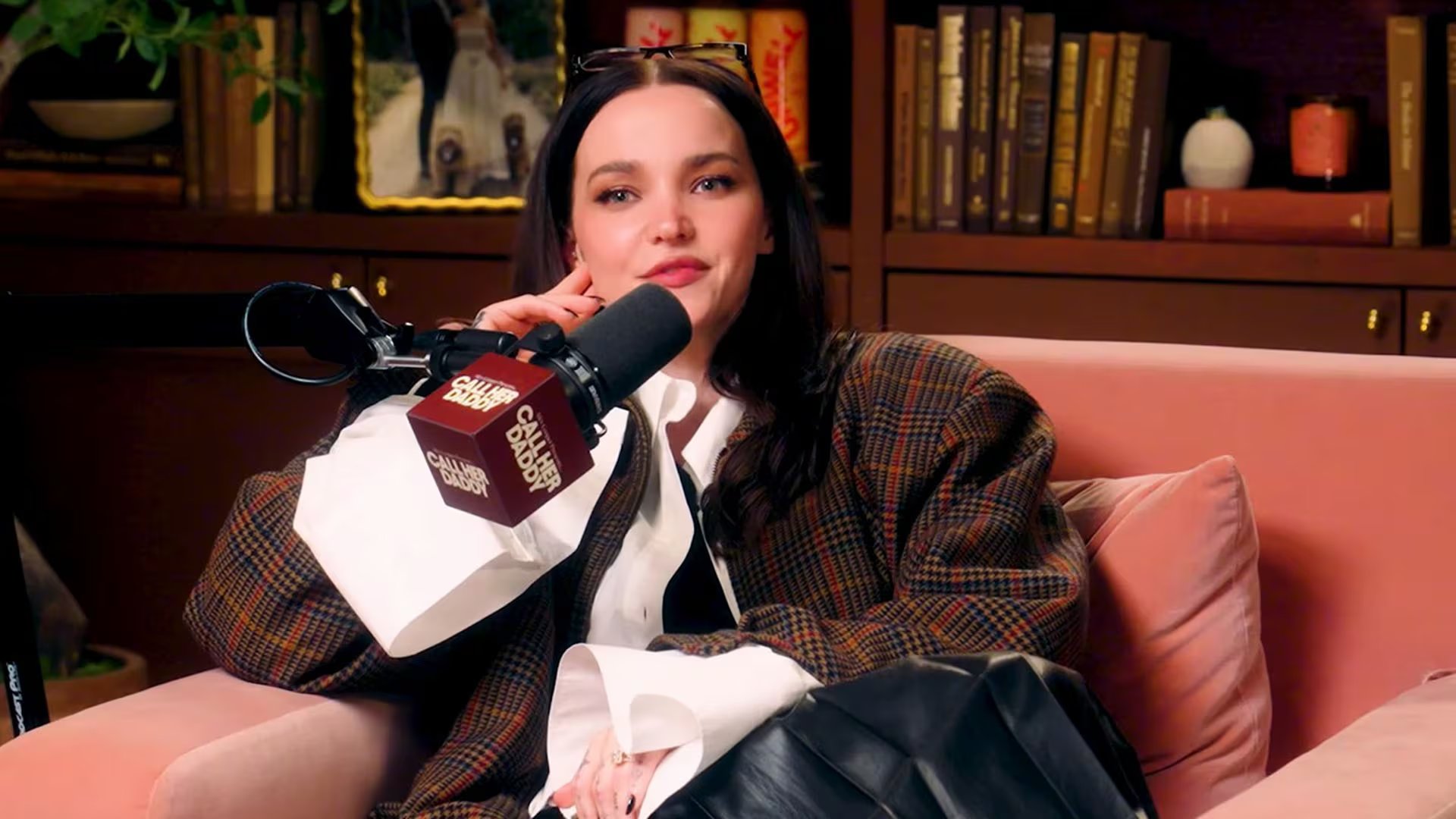 La actriz y cantante Dove Cameron participa en el podcast