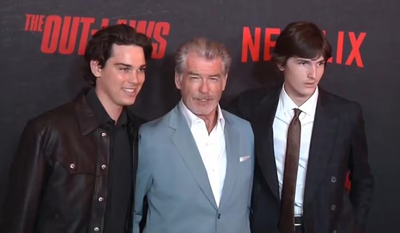 Pierce Brosnan junto a Dylan y Paris, sus hijos (captura de video Page Six)