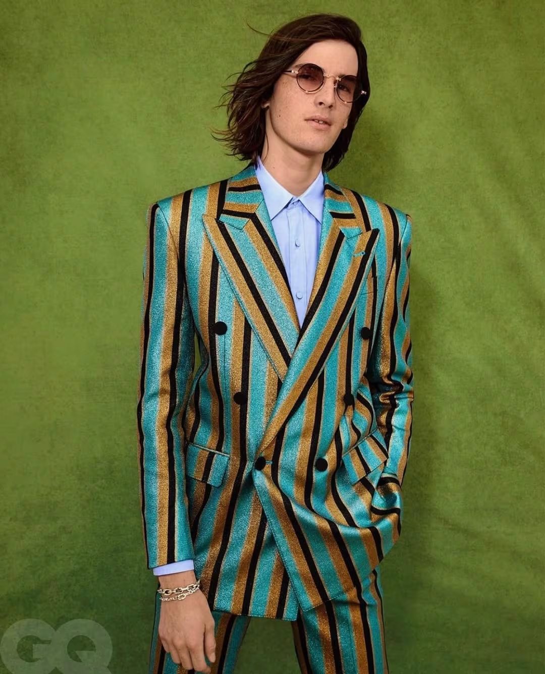 Traje brillante de rayas y accesorios llamativos, inspirado en el glam rock setentero (@dylan</em>brosnan)