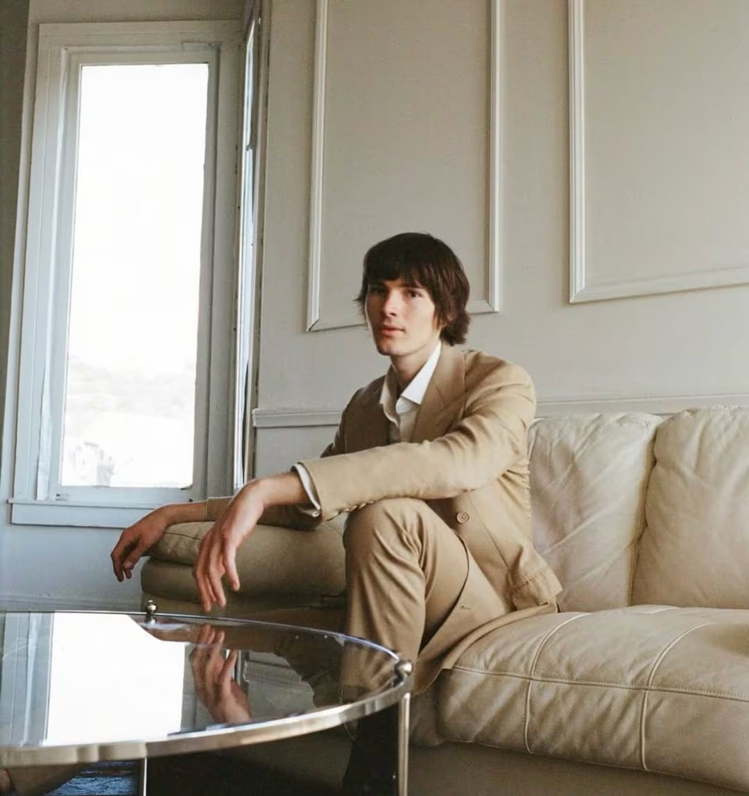 Traje beige de lino y camisa blanca, reflejando minimalismo y elegancia europea (@dylan</em>brosnan)