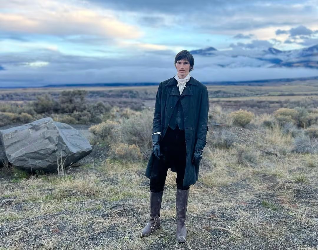 Abrigo oscuro, chaleco y botas altas para un estilo romántico de inspiración histórica (@dylan_brosnan)