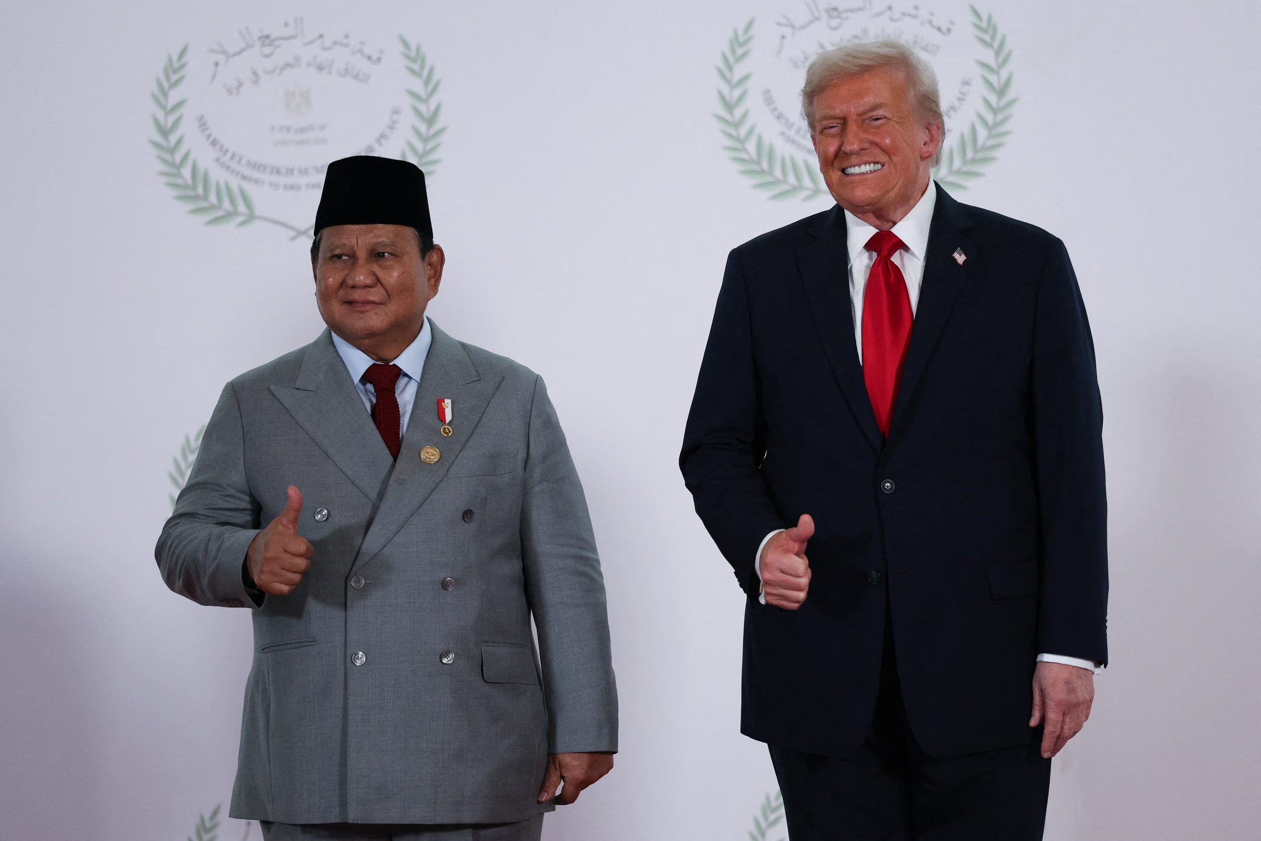 El presidente de Estados Unidos, Donald Trump, y el presidente de Indonesia, Prabowo Subianto, hacen un gesto mientras posan para una foto en una cumbre de líderes mundiales sobre el fin de la guerra de Gaza, el 13 de octubre de 2025 (REUTERS/Suzanne Plunkett)