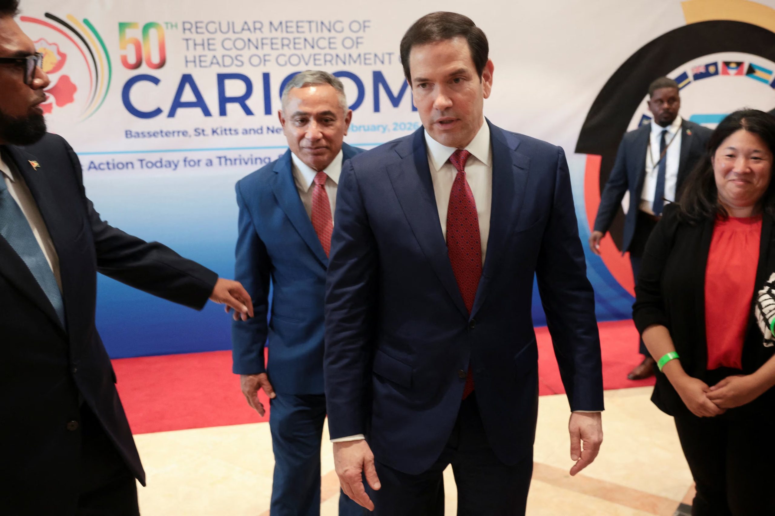 El secretario de Estado de Estados Unidos, Marco Rubio, camina después de posar para una foto familiar con los jefes de gobierno y líderes de la Comunidad del Caribe (CARICOM), en San Cristóbal y Nieves, el 25 de febrero de 2026 (REUTERS/Jonathan Ernst)