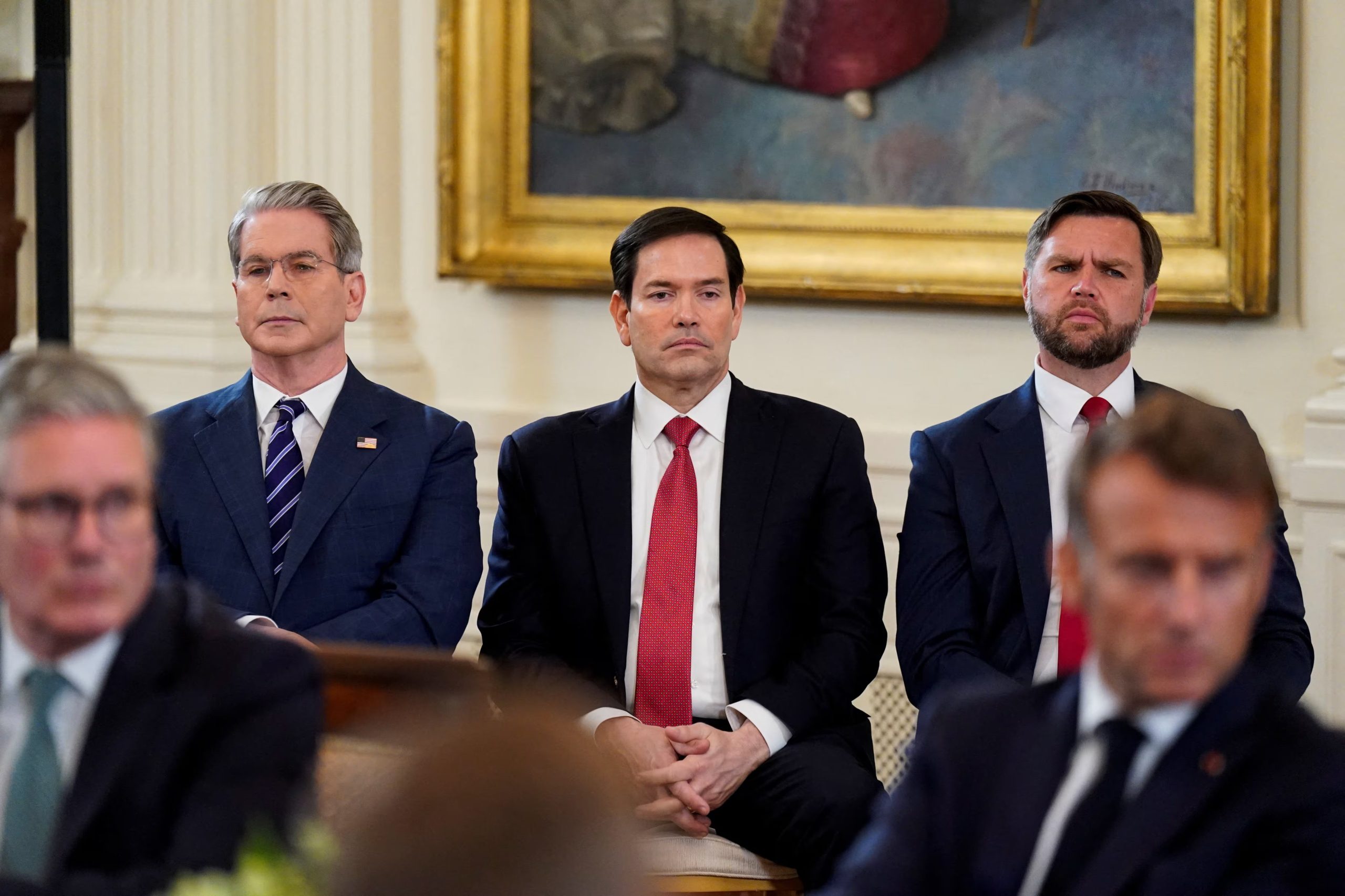 De izquierda a derecha: Scott Bessent, Marco Rubio y JD. Vance durante un evento del G7 con Donald Trump en la Casa Blanca, (Estados Unidos)