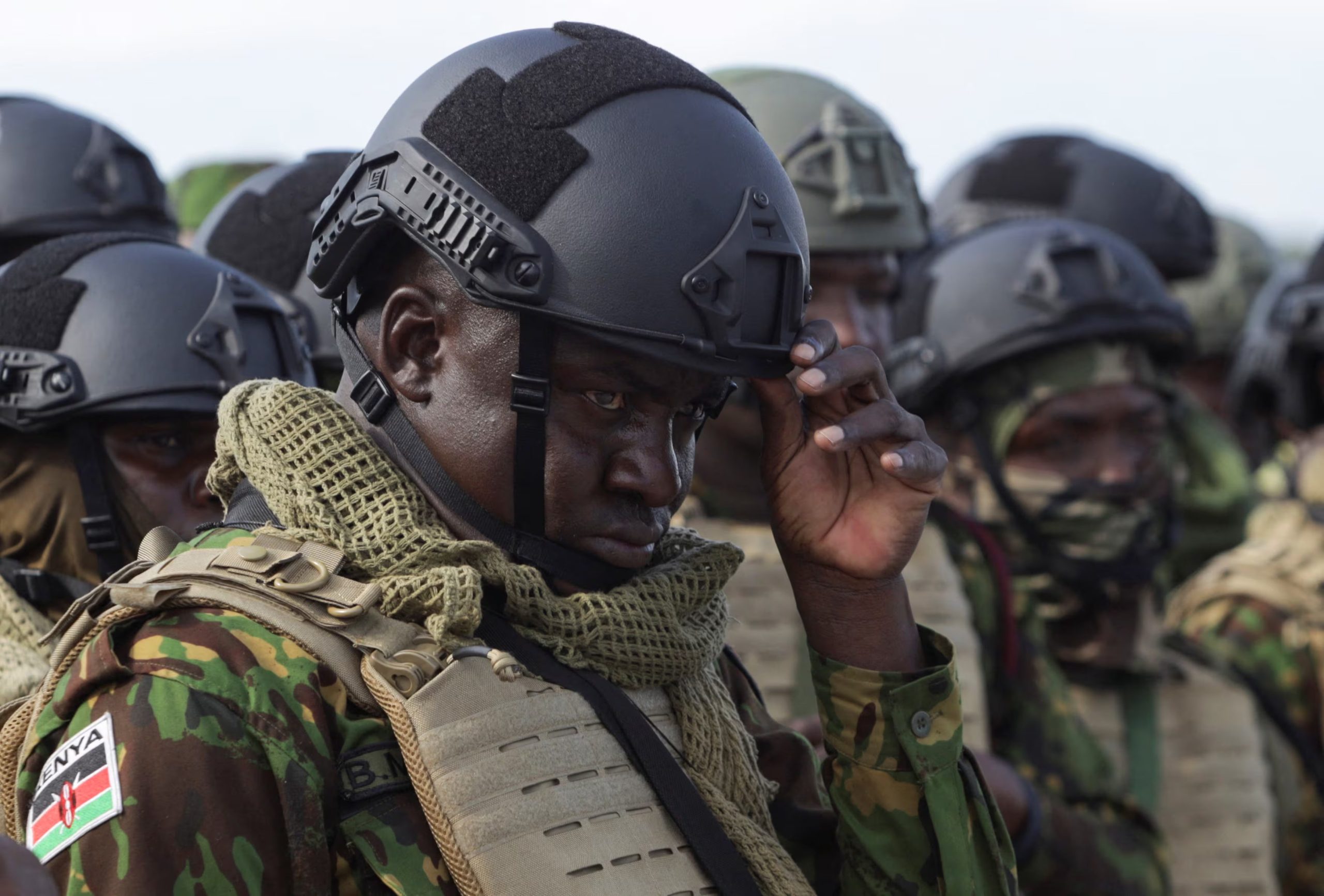 Oficiales de policía kenianos se reúnen en la pista después de desembarcar en Haití para unirse a una fuerza multinacional ampliada con el mandato de combatir las pandillas, el 8 de diciembre de 2025 (REUTERS/Jean Feguens Regala/Archivo)