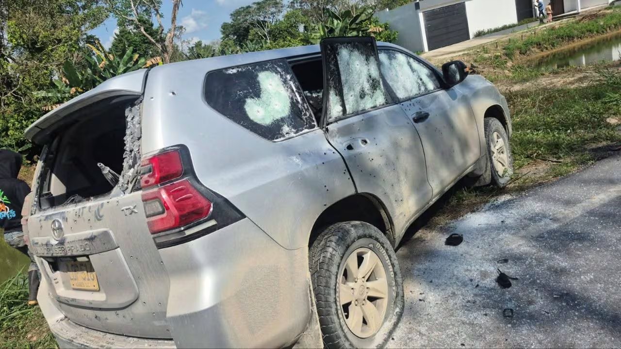 El ataque ocurrido en la vía entre Fortul y Tame, Arauca, dejó dos escoltas muertos y tres miembros del esquema de seguridad desaparecidos, según las autoridades nacionales - crédito X