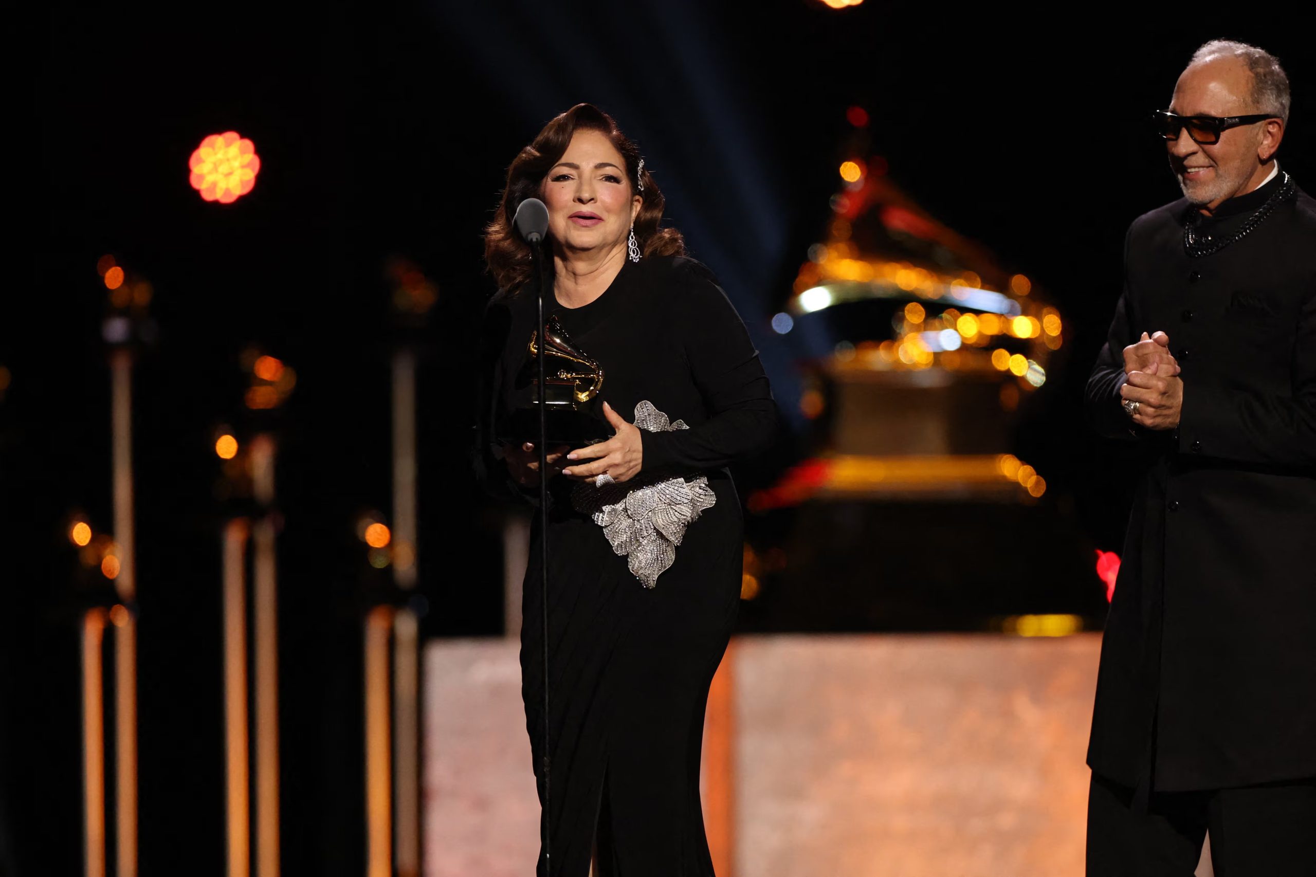 Gloria Estefan y Emilio Estefan aceptaron el Grammy por el disco Raíces. (Reuters)