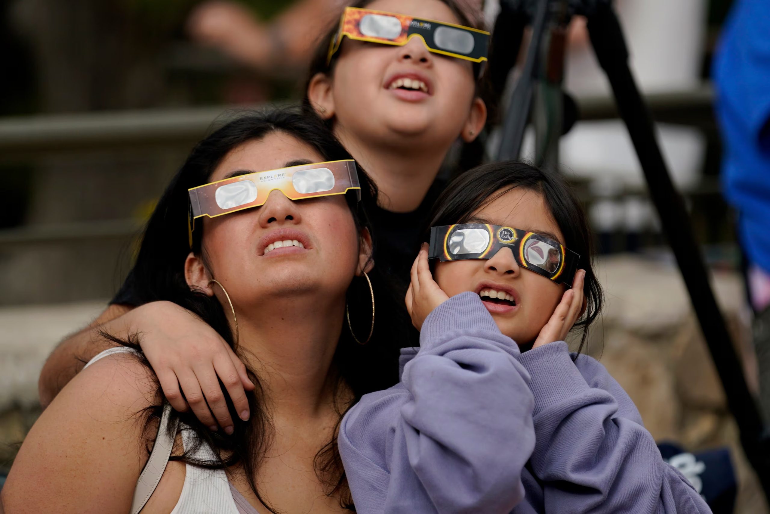 Un grupo de espectadores utiliza unas gafas especiales para ver cómo la Luna se desplaza por delante del Sol durante un eclipse solar anular, o anillo de fuego (AP Foto/Eric Gay, Archivo)