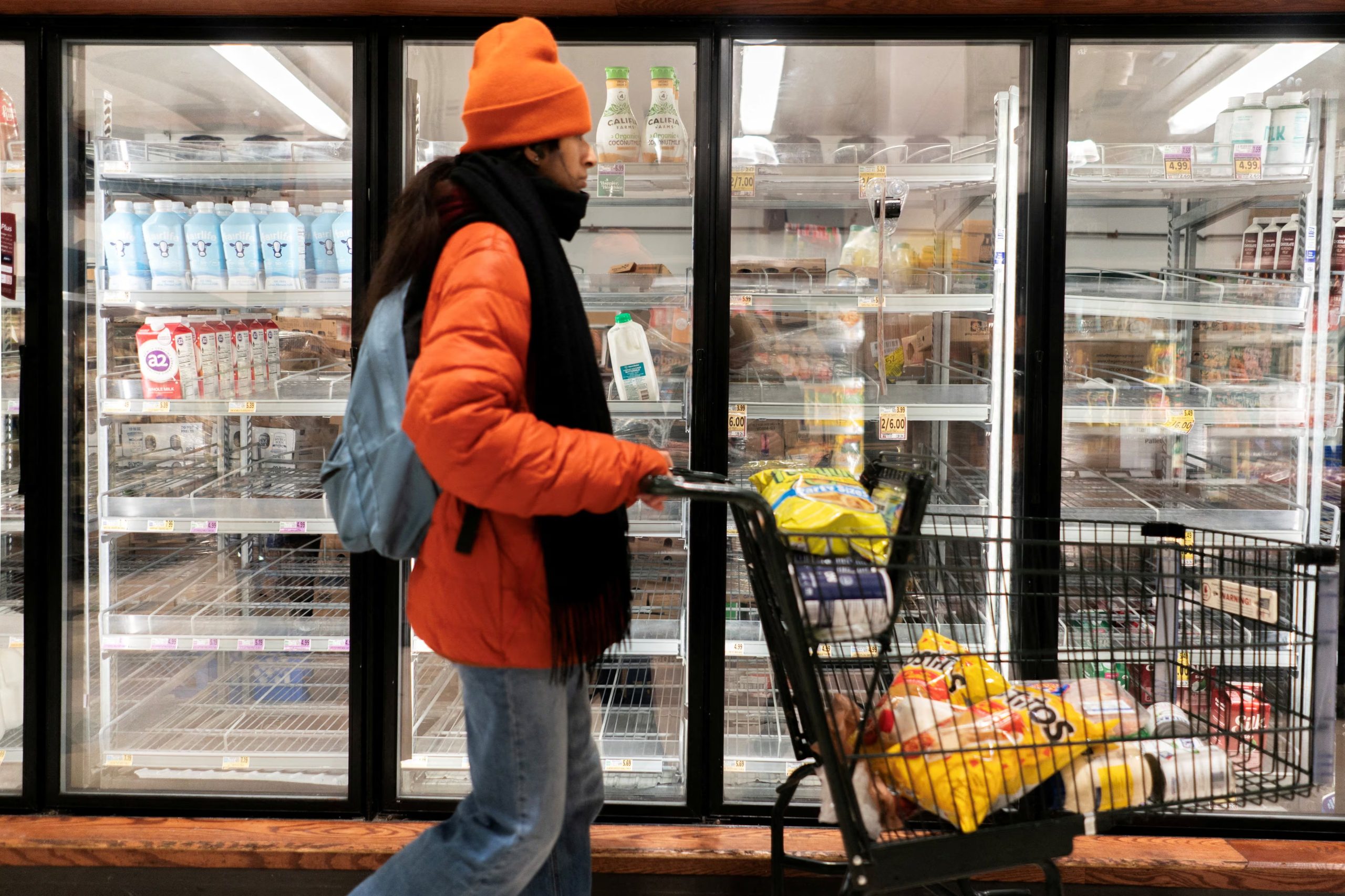 Un comprador camina en un supermercado de Washington D.C.. (REUTERS/Nathan Howard/Archivo)