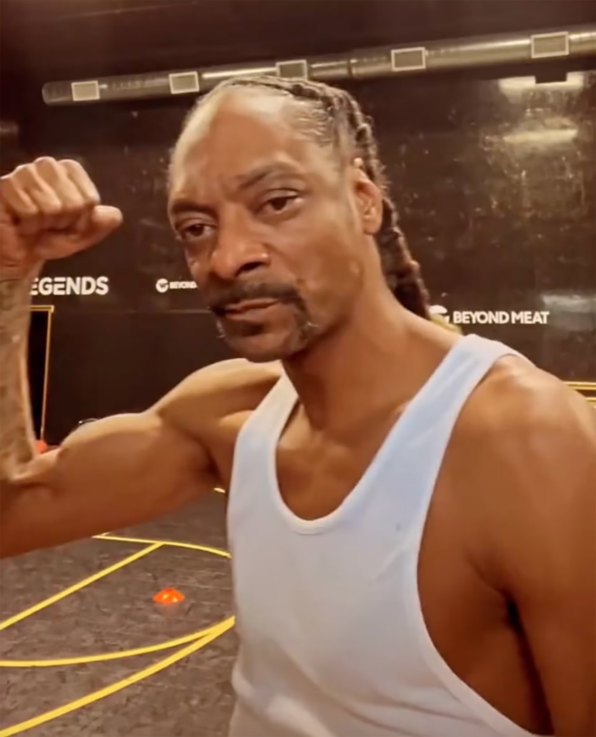 La rutina del rapero estadounidense incluye series de isometría y ejercicios de estabilidad que incrementan la tensión y el control muscular (TikTok/@snoopdogg) 