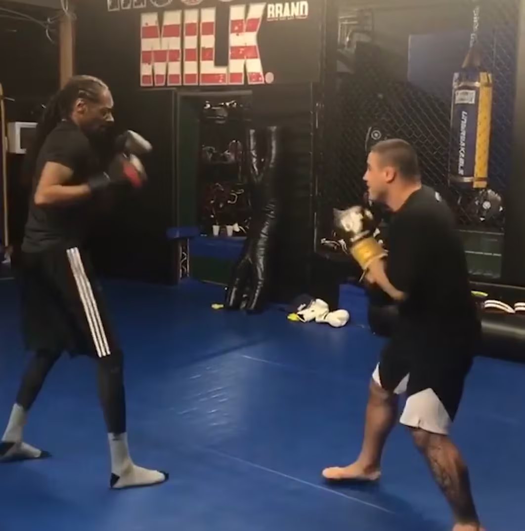 Dogg integra circuitos de boxeo y desplazamientos laterales en su entrenamiento para mejorar la capacidad cardiovascular y la movilidad (Captura de video: YouTube)