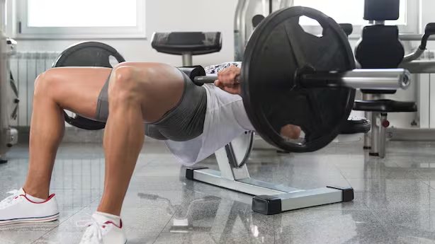 La selección de ejercicios de calidad es clave en una rutina eficaz para el crecimiento muscular del glúteo (Freepik)