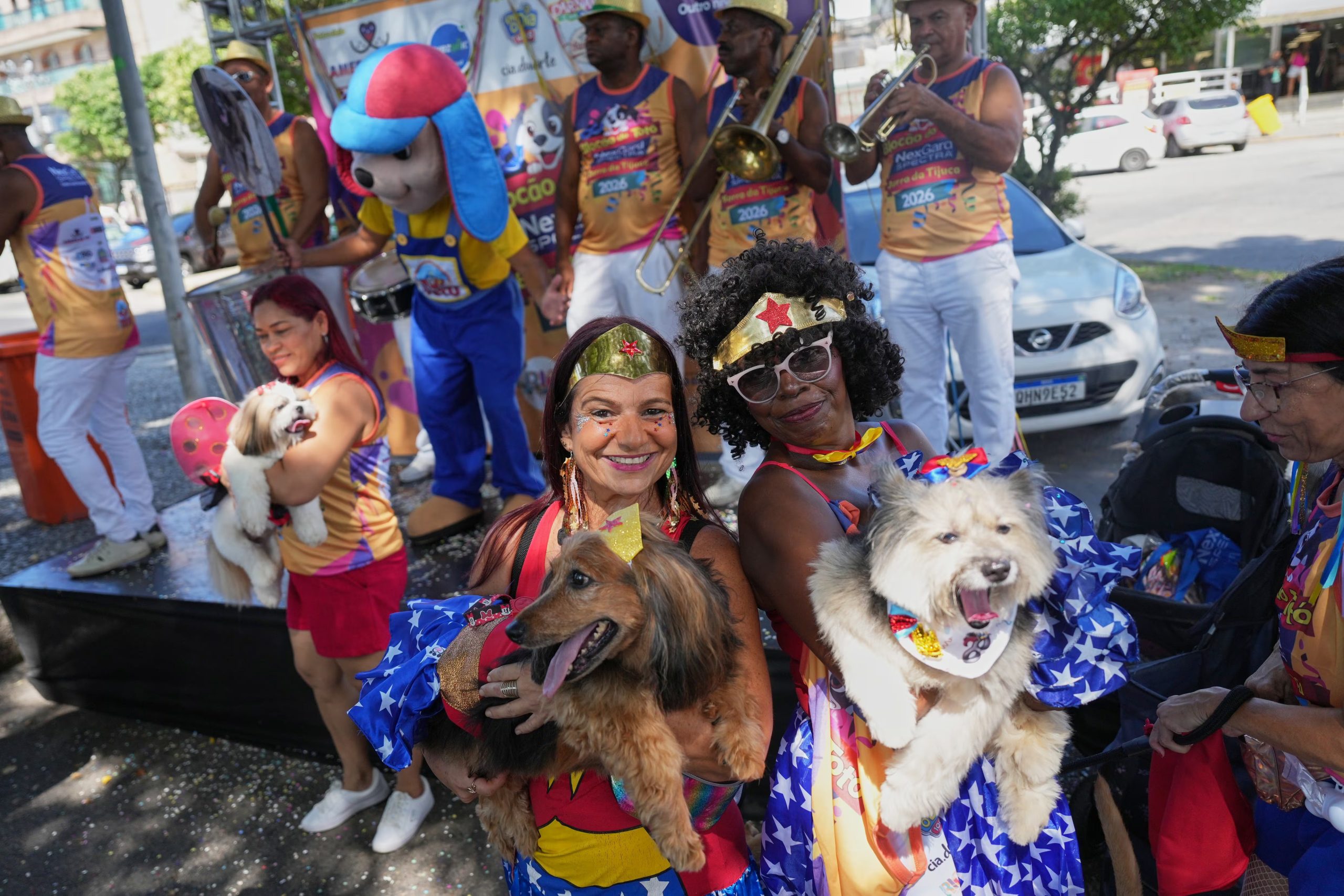Propietarias y sus mascotas posan para una foto en un desfile canino en el Carnaval, el sábado 14 de febrero de 2026, en Río de Janeiro (AP Foto/Silvia Izquierdo)
