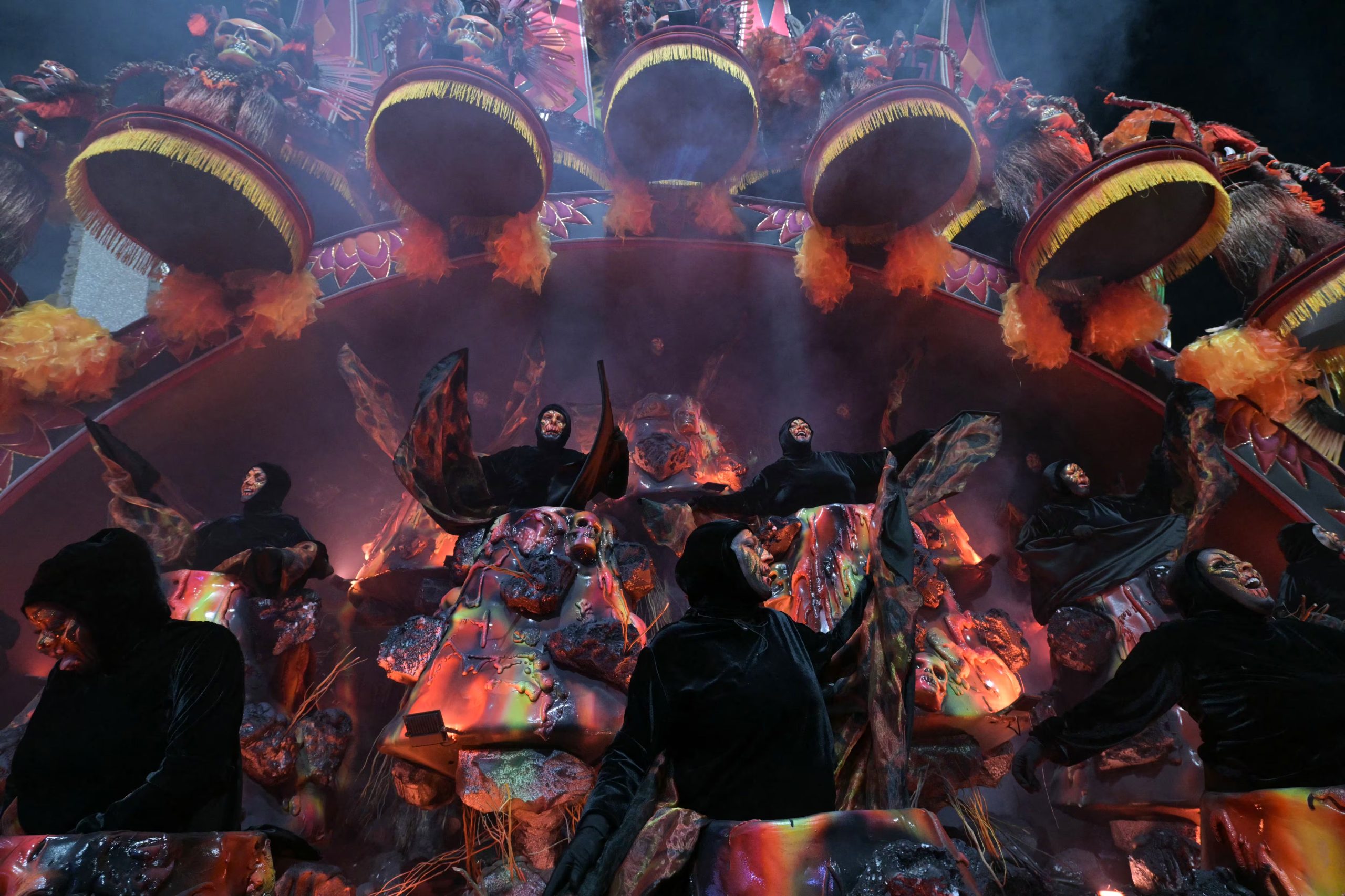 Participantes de la escuela de samba Dragões da Real se presentan durante el desfile de carnaval en el Sambódromo de Anhembi, en San Paulo (NELSON ALMEIDA / AFP)