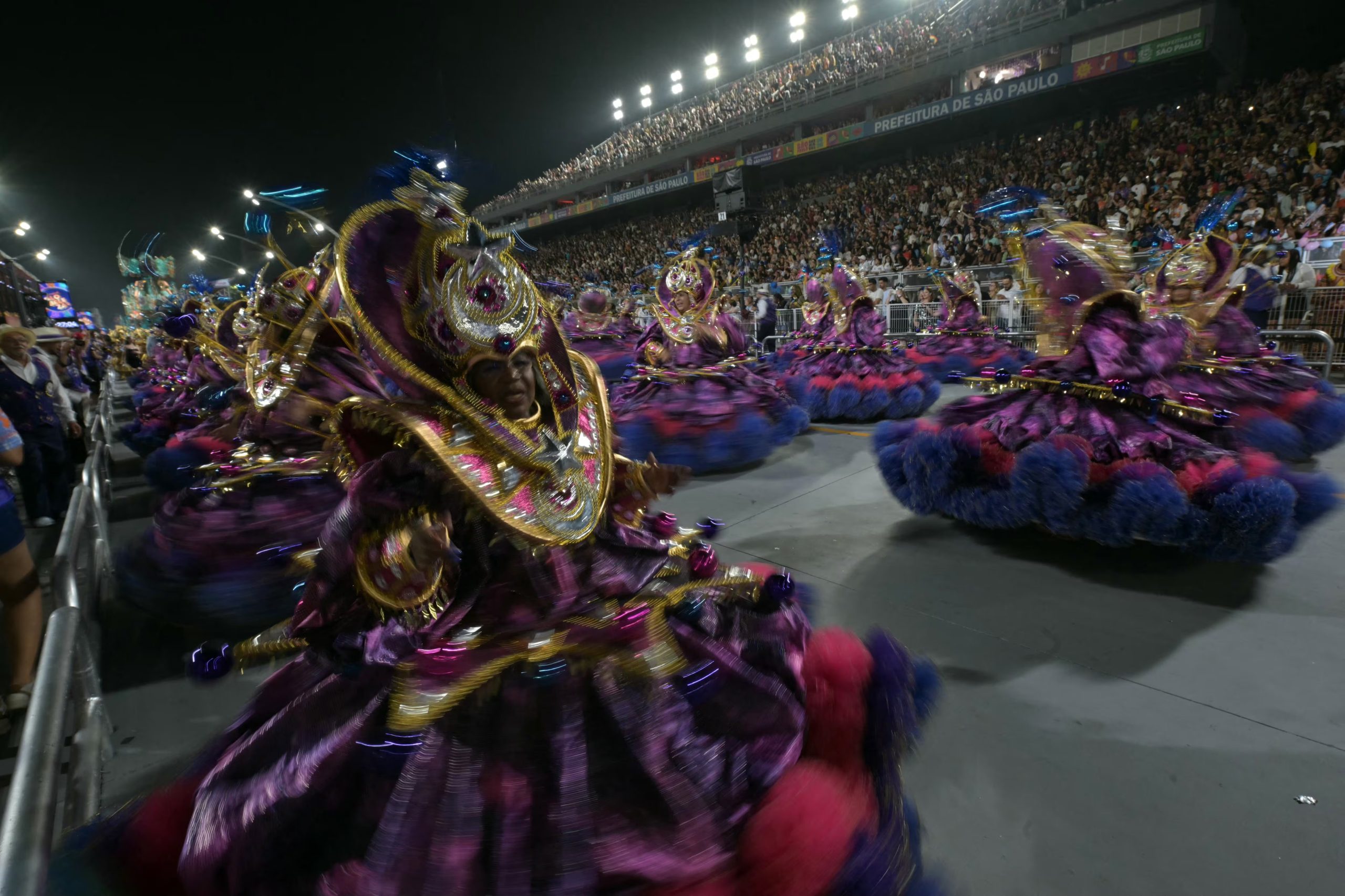 Los participantes de la escuela de samba Rosas de Ouro durante el desfile de carnaval de San Paulo (NELSON ALMEIDA/AFP)