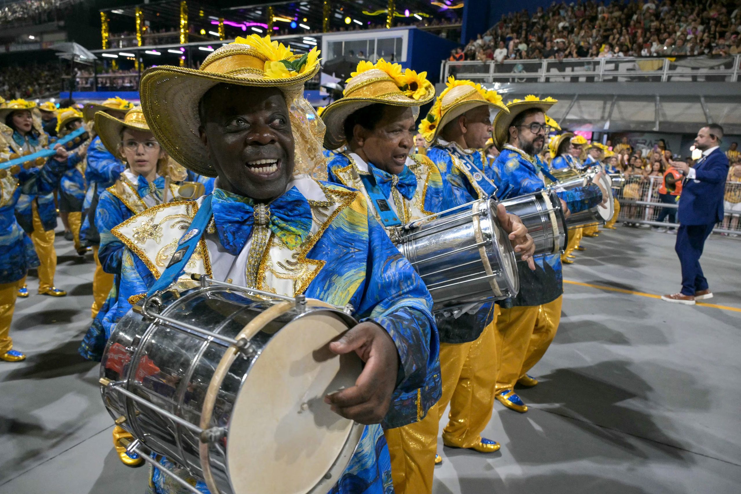 Participantes de la escuela de samba Aguia de Ouro se presentan durante el desfile de carnaval en el Sambódromo de Anhembi, en San Paulo (Nelson ALMEIDA/AFP)