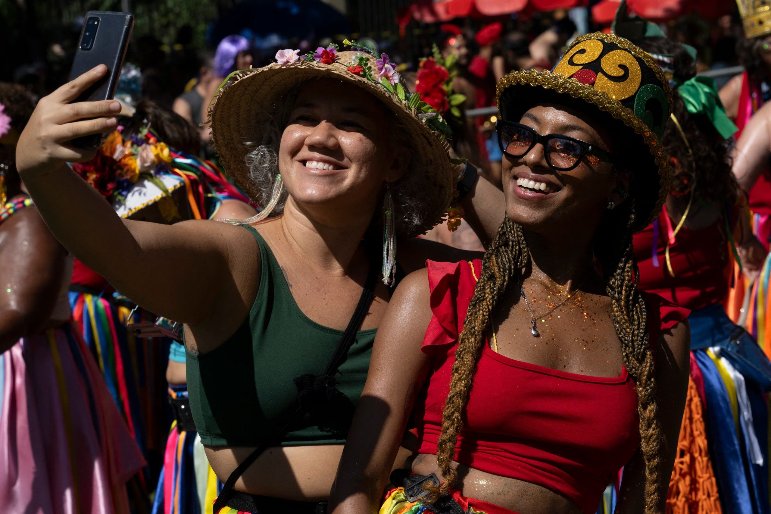 Una selfie en medio la actuación del grupo de carnaval callejero Bloco da Terreirada, en Quinta da Boa Vista (antigua residencia oficial de la familia real e imperial de Brasil) (Pablo PORCIUNCULA/AFP)