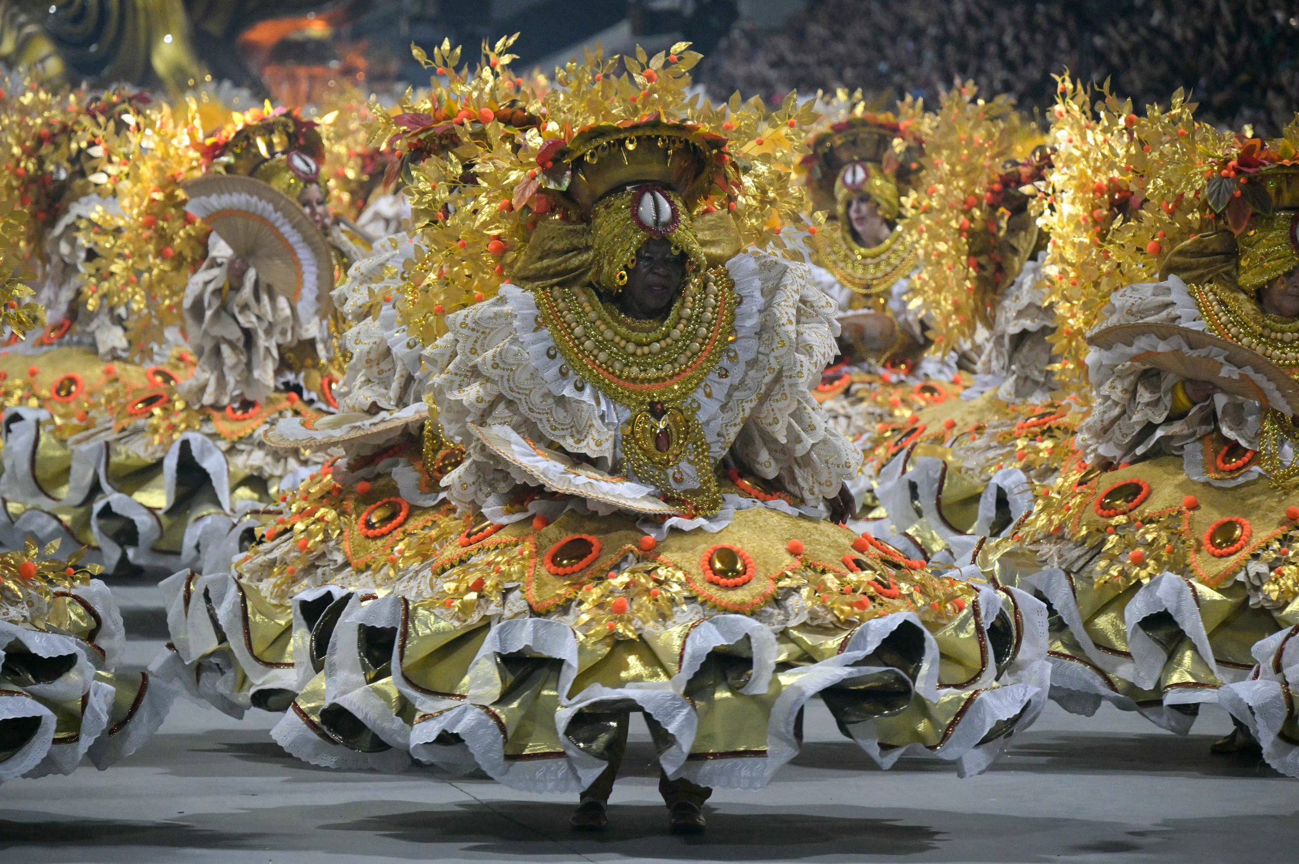 La escuela de samba Imperio de Casa Verde actúa durante el desfile de carnaval en el Sambódromo de Anhembi en San Paulo (Nelson ALMEIDA/AFP)
