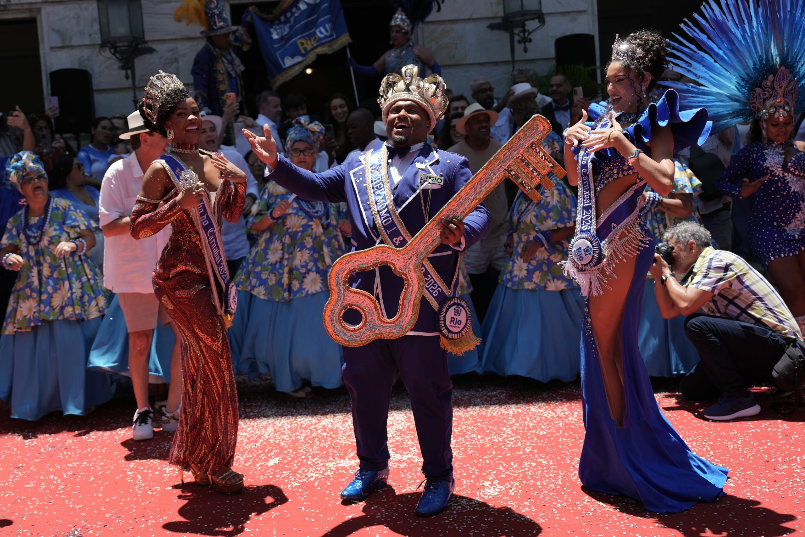 El rey Momo del Carnaval de Brasil, Danilo Vieira, baila tras recibir las llaves de la ciudad en el Carnaval de Río de Janeiro (AP foto/Silvia Izquierdo)