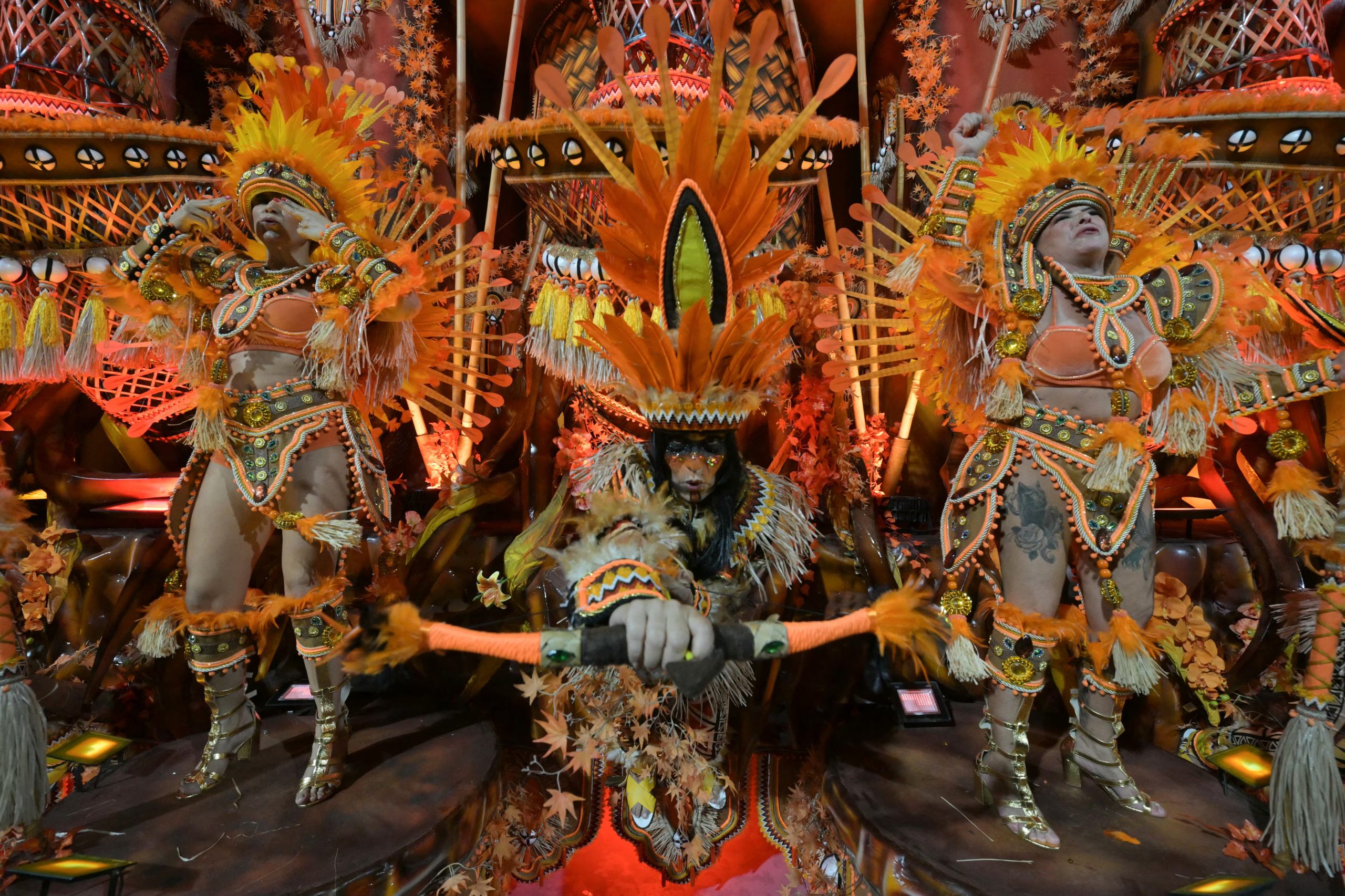 Participantes de la escuela de samba Dragões da Real se presentan durante el desfile de carnaval en el Sambódromo de Anhembi, en Sãn Paulo (NELSON ALMEIDA / AFP)
